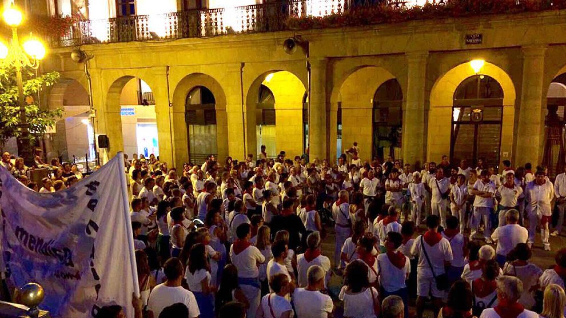 Tafalla guarda un minuto de silencio en fiestas por el atentado