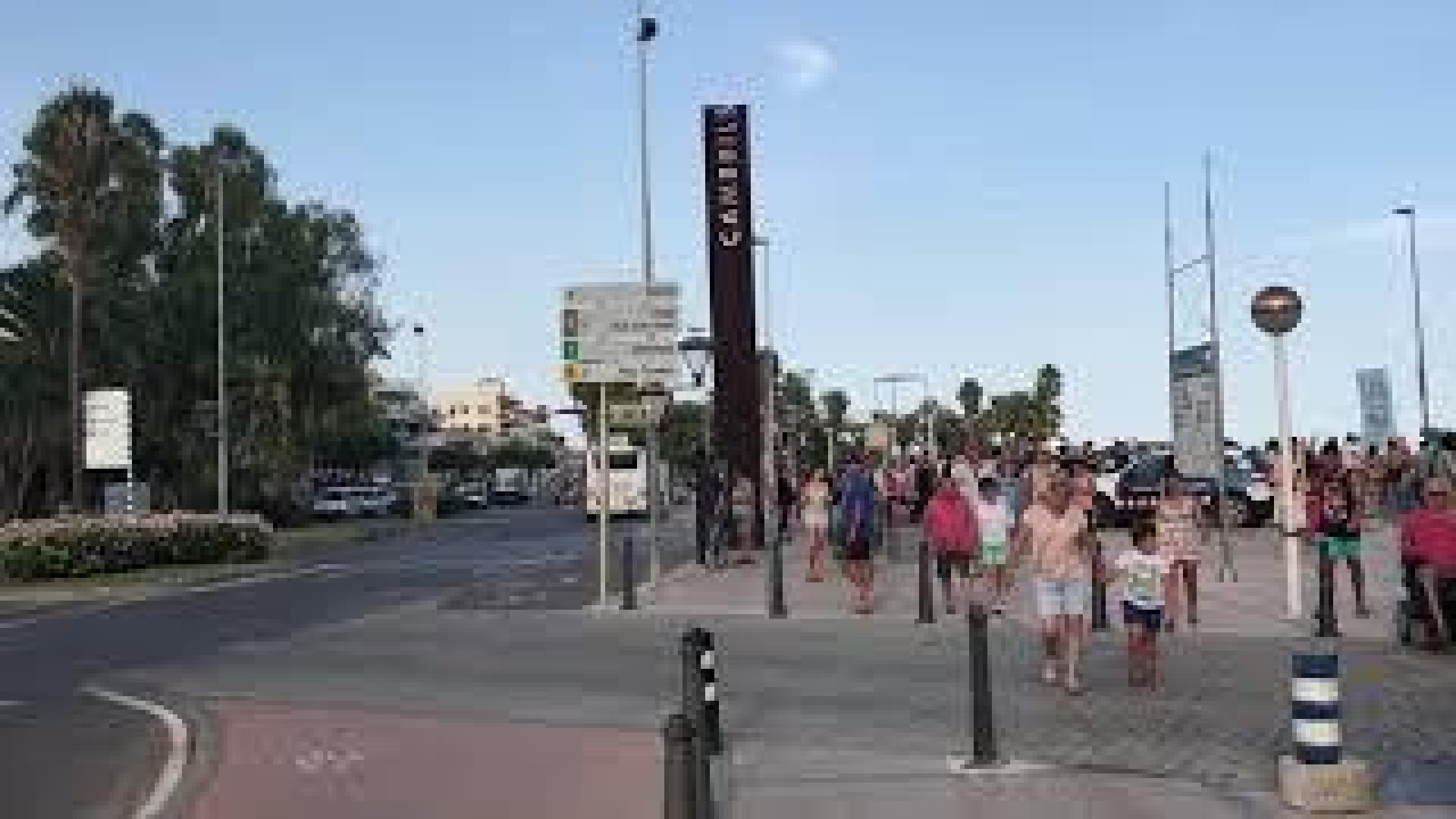 El paseo marítimo se Cambrils se empieza a llenar de paseantes
