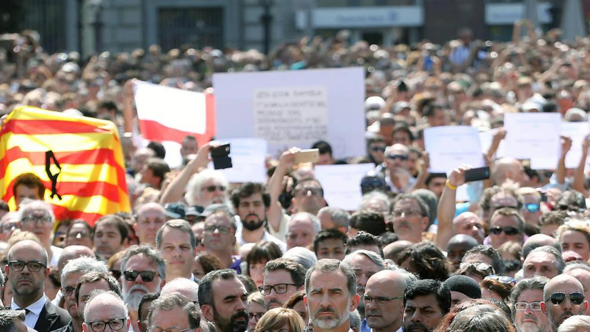 Multitudinario minuto de silencio en la Plaza de Catalunya presidido por el Rey