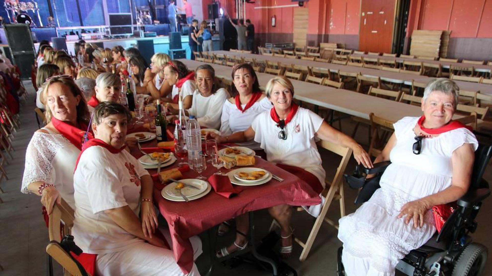 Imágenes de la comida de la mujer de las fiestas de Cabanillas
