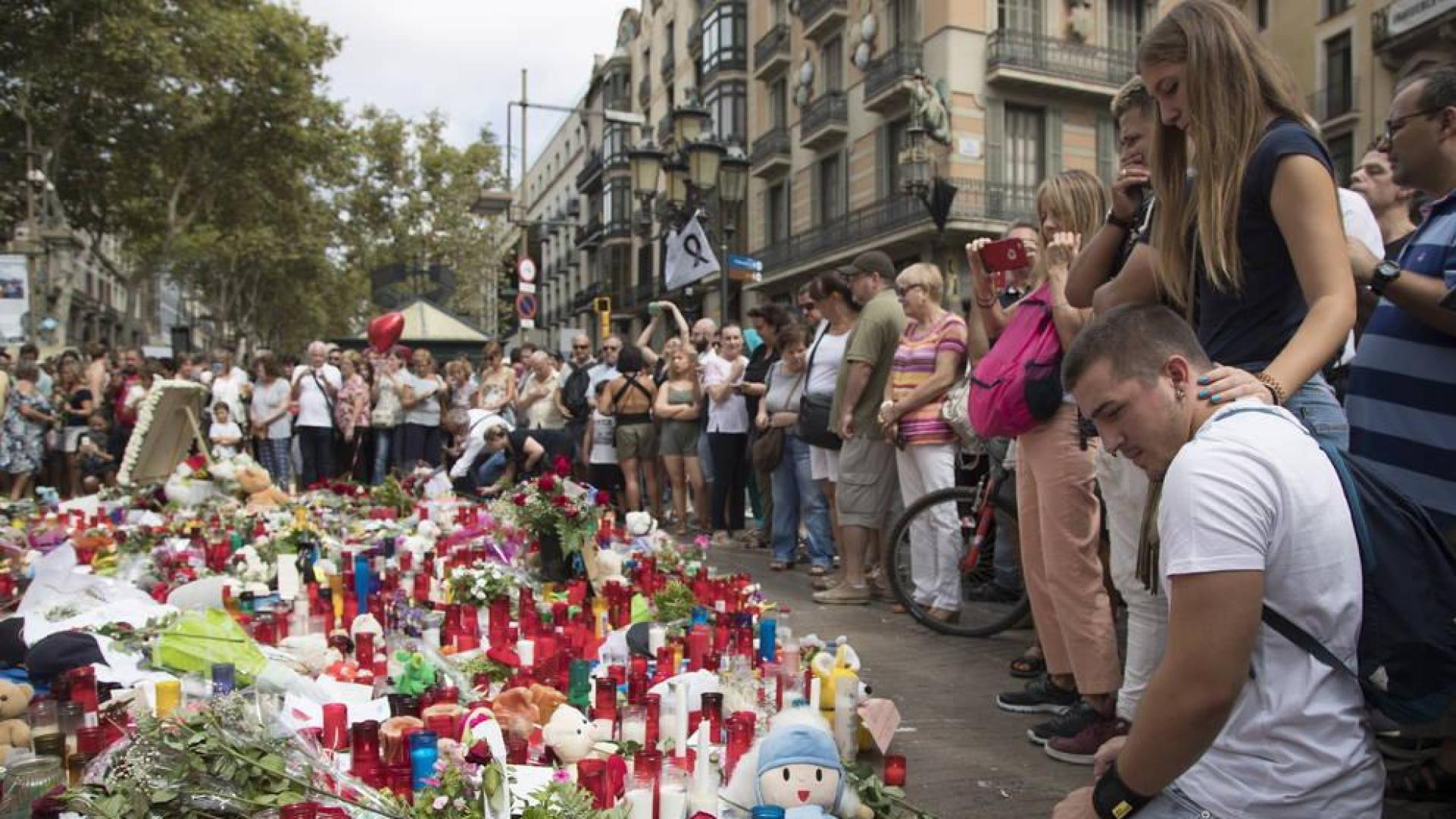 Homenaje de ciudadanos y turistas a las víctimas del ataque terrorista.