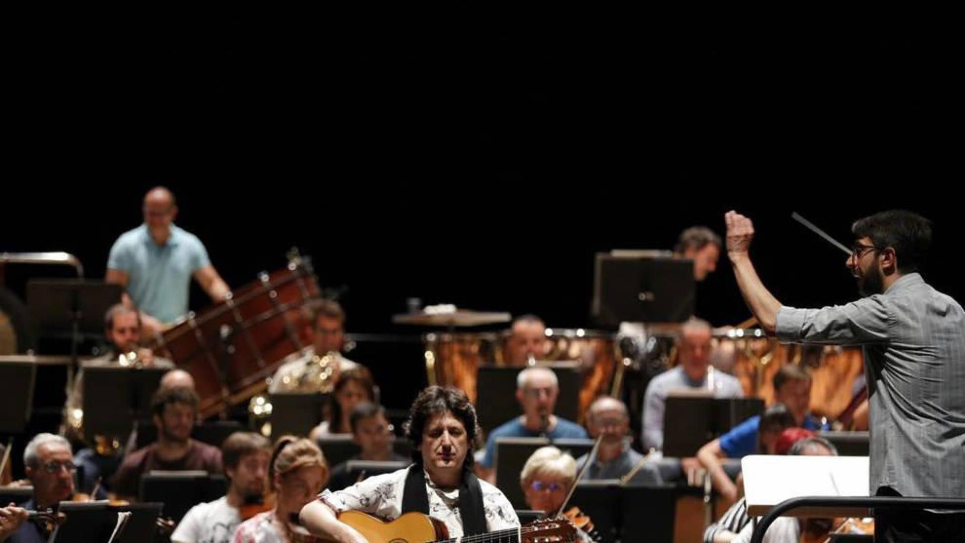 Ensayo de Juan Manuel Cañizares con la Orquesta Sinfónica de Navarra.