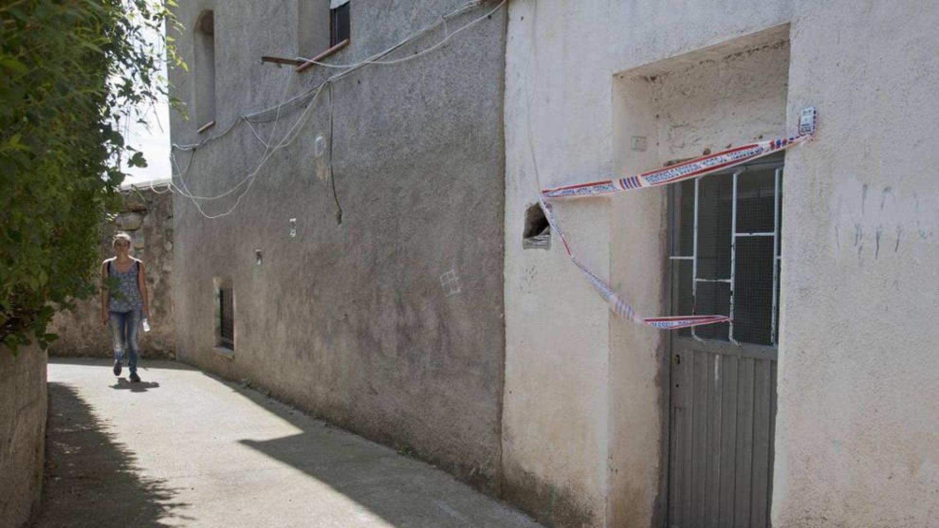 Los Mossos d'Esquadra han registrado y precintado de madrugada un piso del Passeig Cementiri de la localidad de Ripoll.