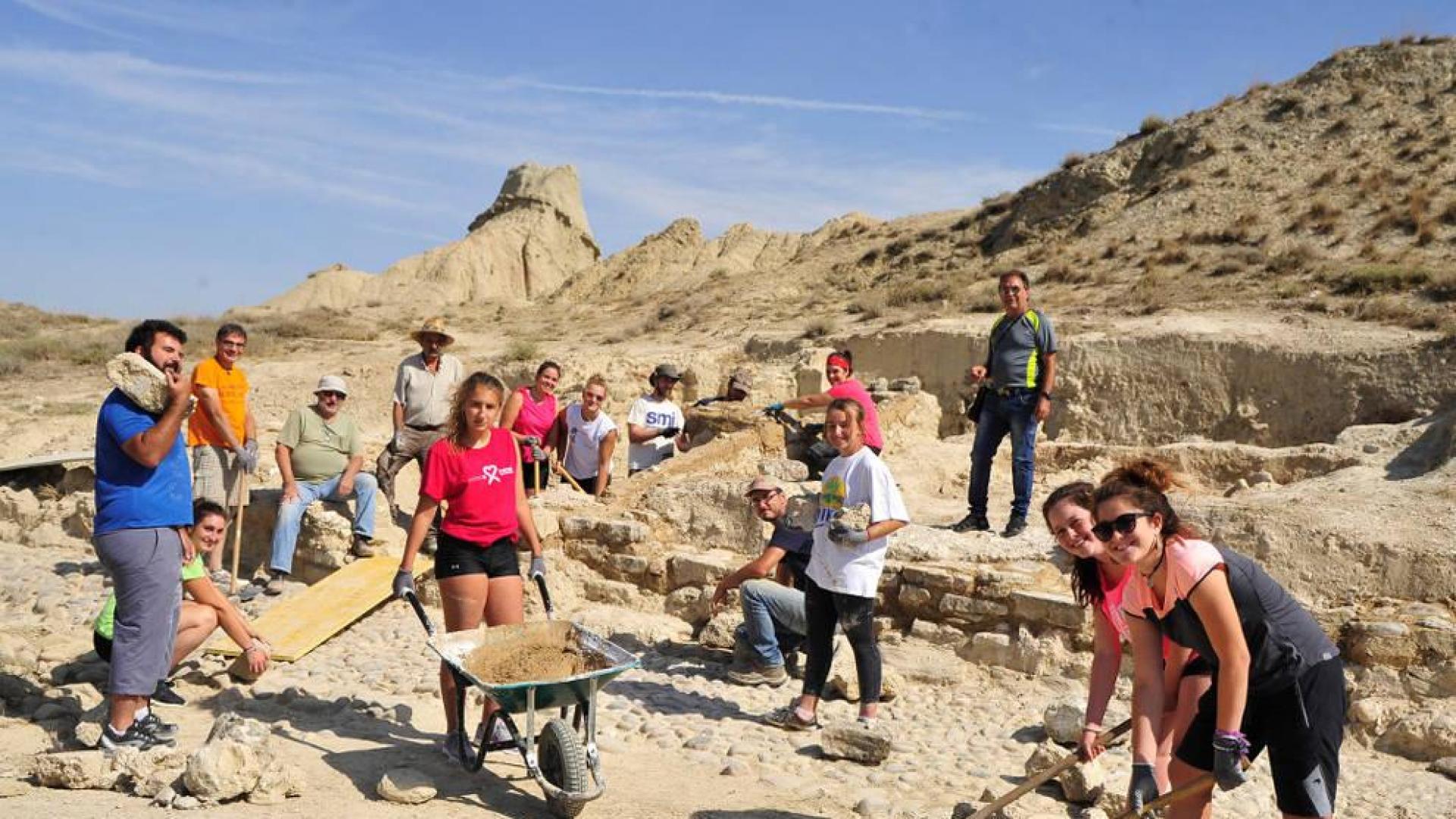 Los voluntarios trabajan durante una mañana en el campamento arqueológico de El Cristo.