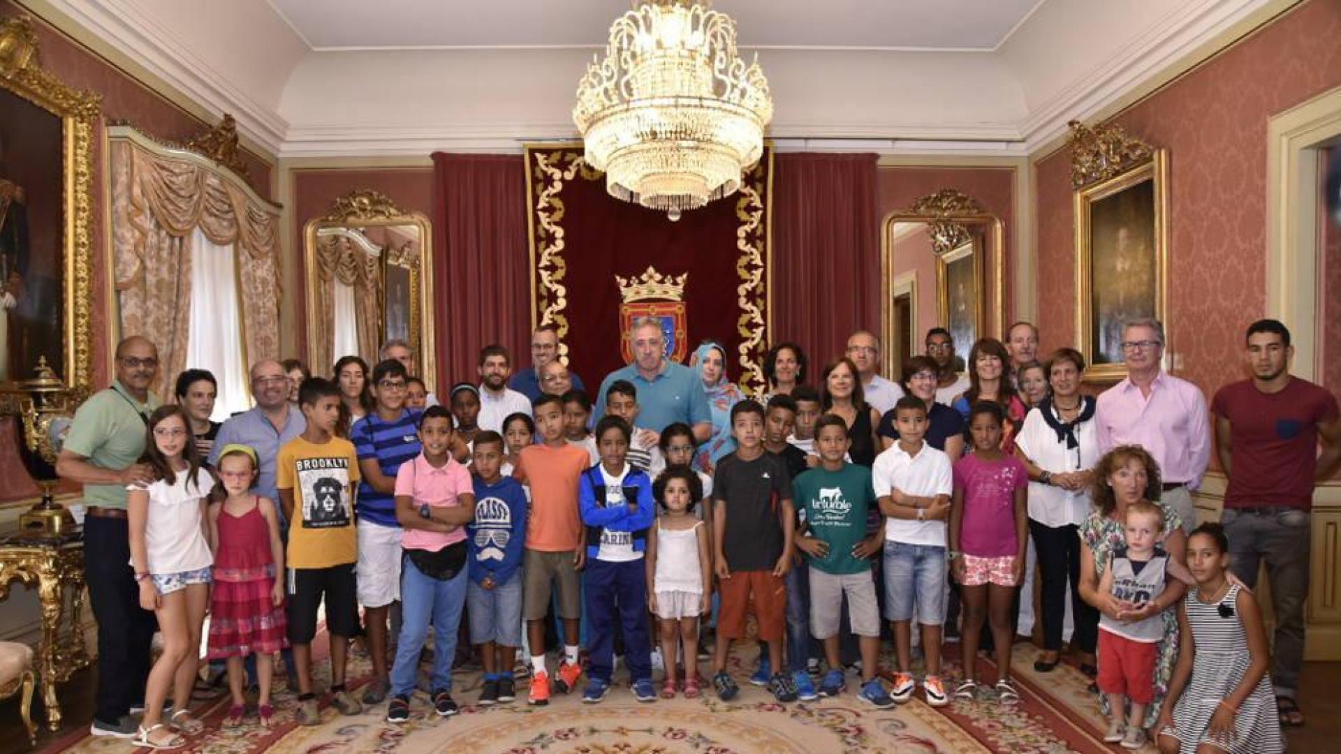 Menores saharauis que pasan el verano de acogida visitan el Ayuntamiento de Pamplona