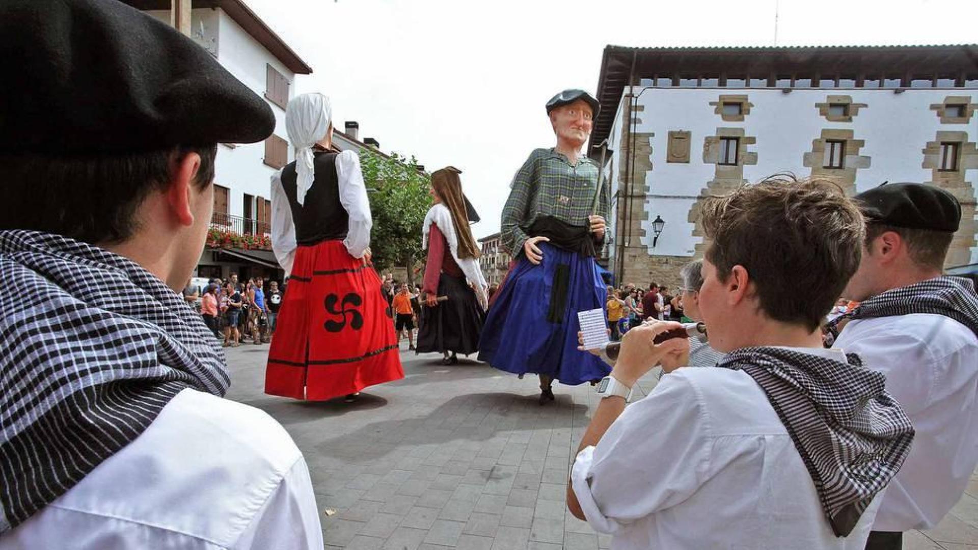 Imágenes del chupinazo de las fiestas en Lakuntza