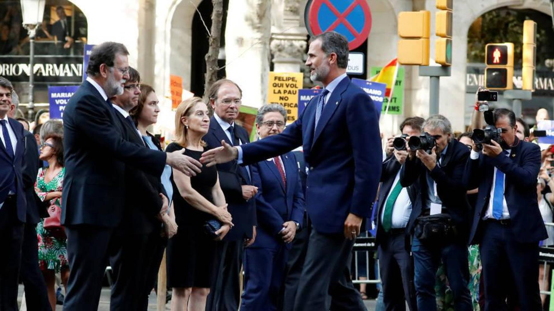 Pitos y gritos de 'fuera, fuera' al Rey al llegar a la manifestación