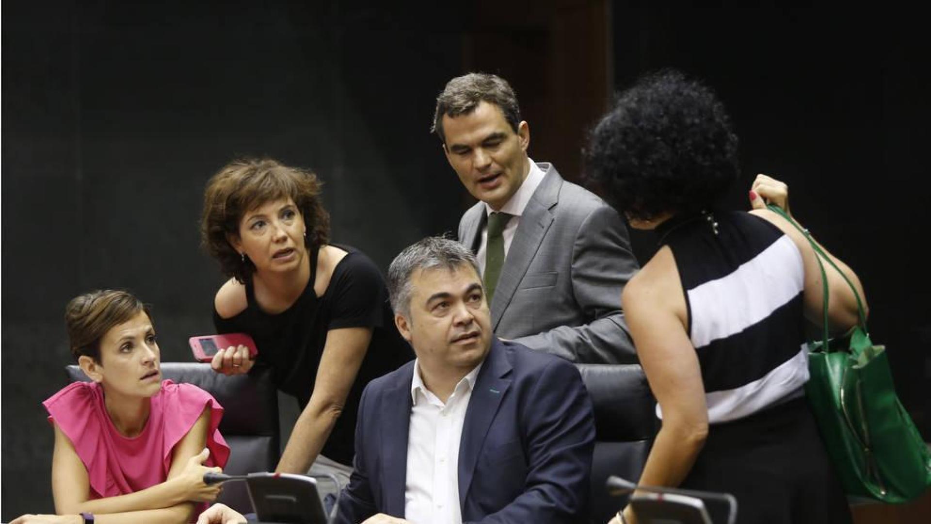 Cerdán, rodeado por los también socialistas Chivite, Unzu, Garmendia y Jurío, antes de empezar el pasado pleno del Parlamento.