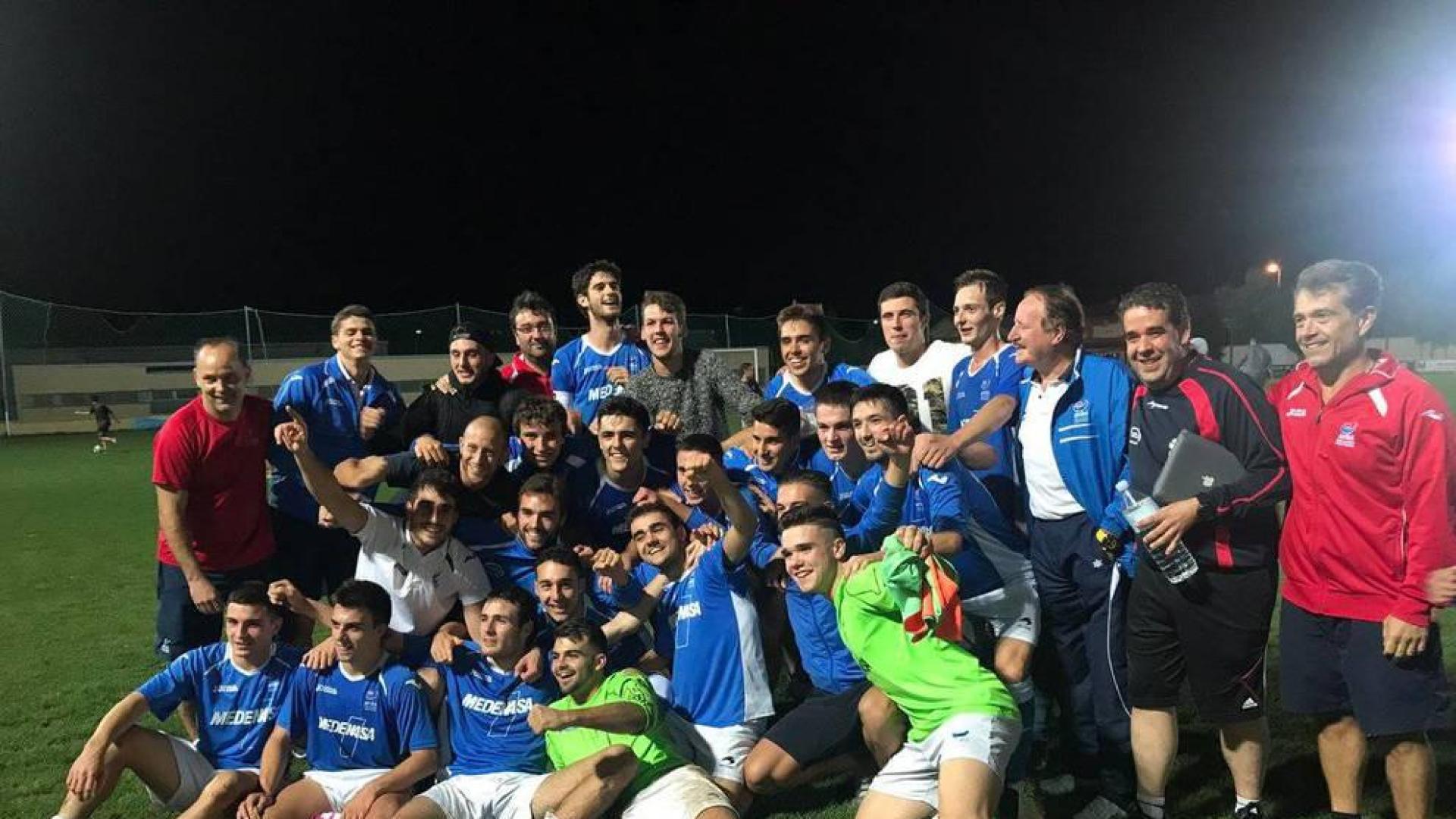Los jugadores del Ardoi celebrando el triunfo que les proclama como campeones navarros de la Copa RFEF.