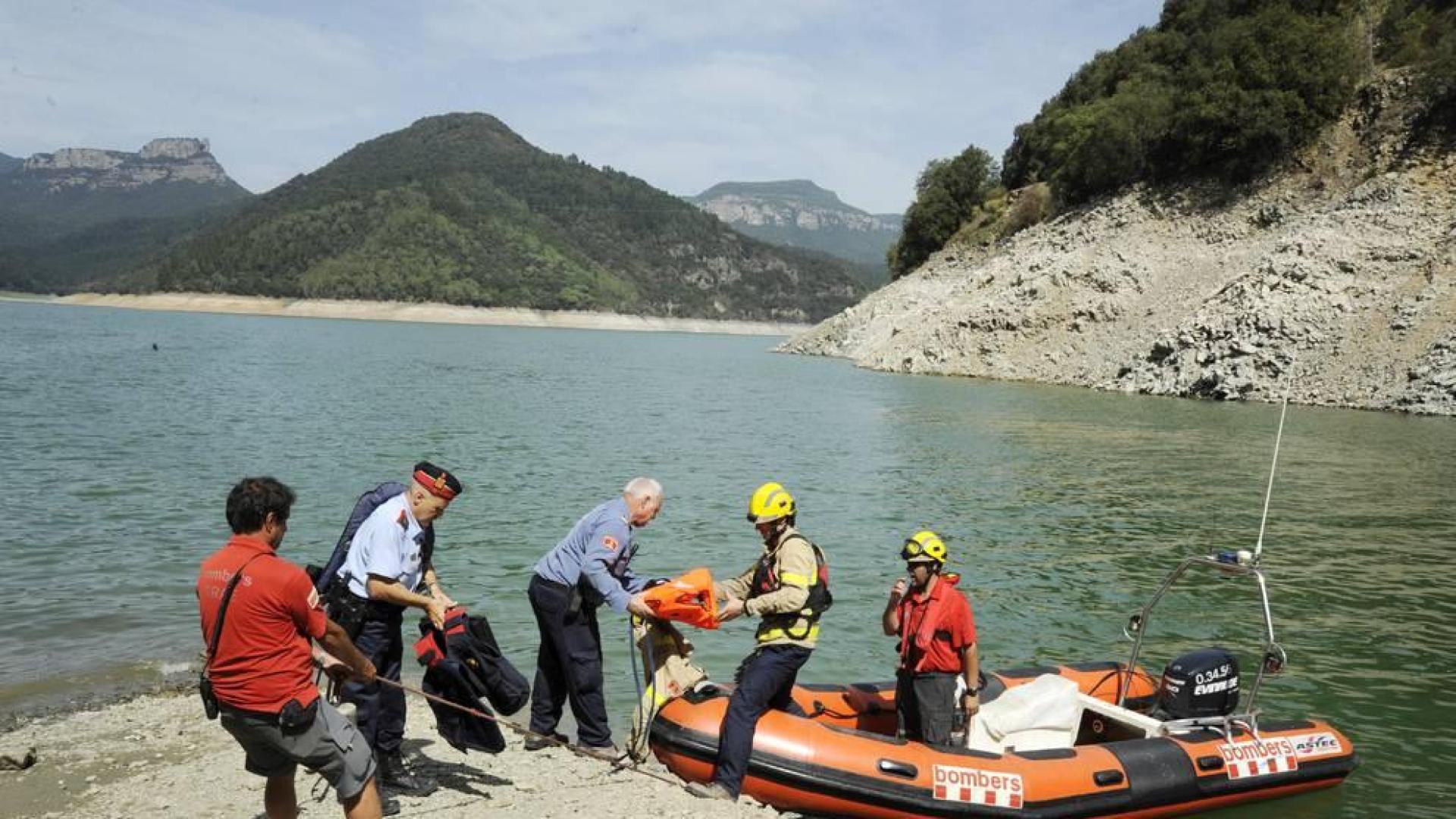 Hallan el kayak de la pareja desaparecida en Girona pinchado y lleno de piedras