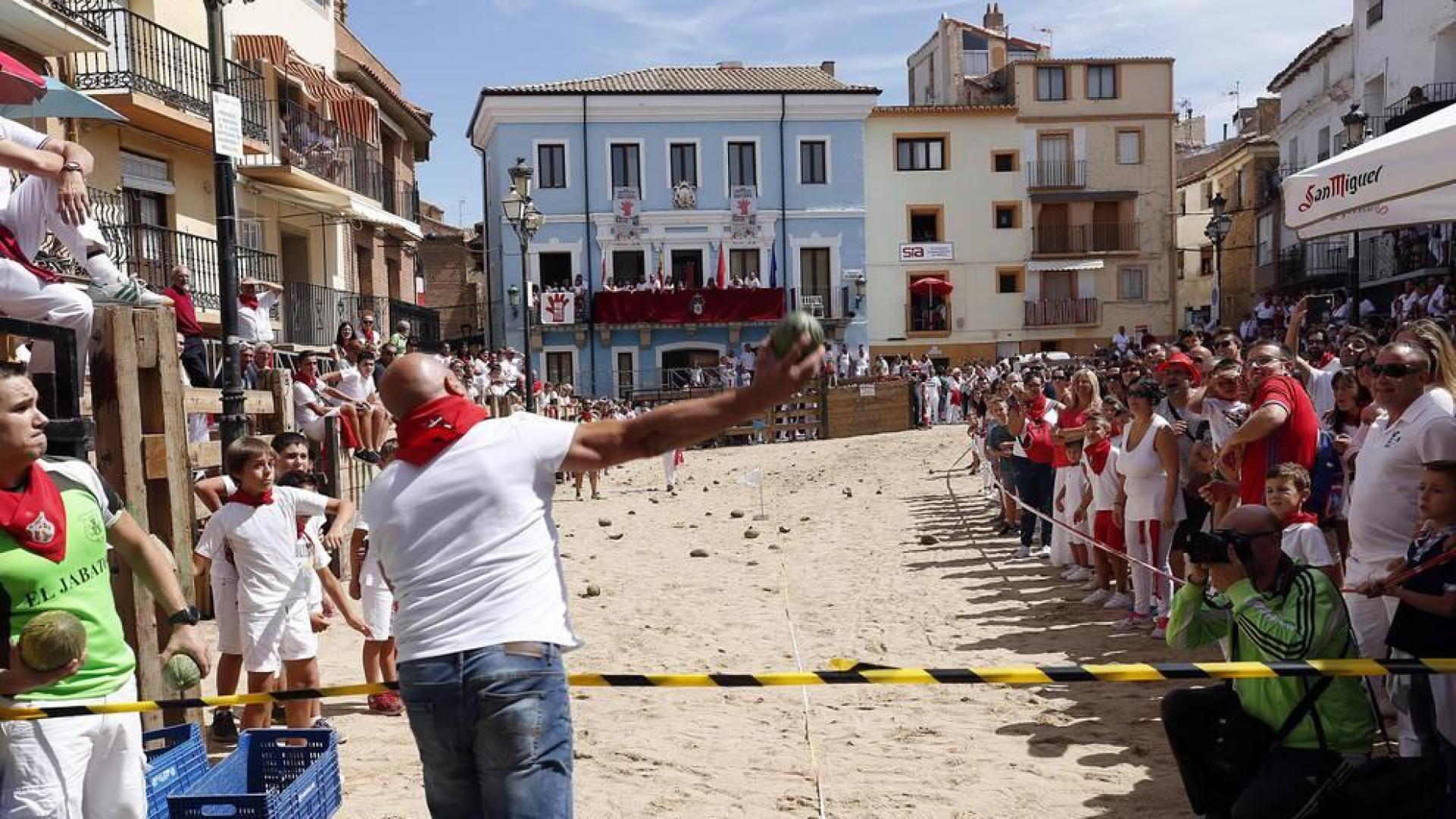 Durante las fiestas de Ablitas, en el día de los mayores y jubilados, se desarrolla el campeonato de lanzamiento de melones
