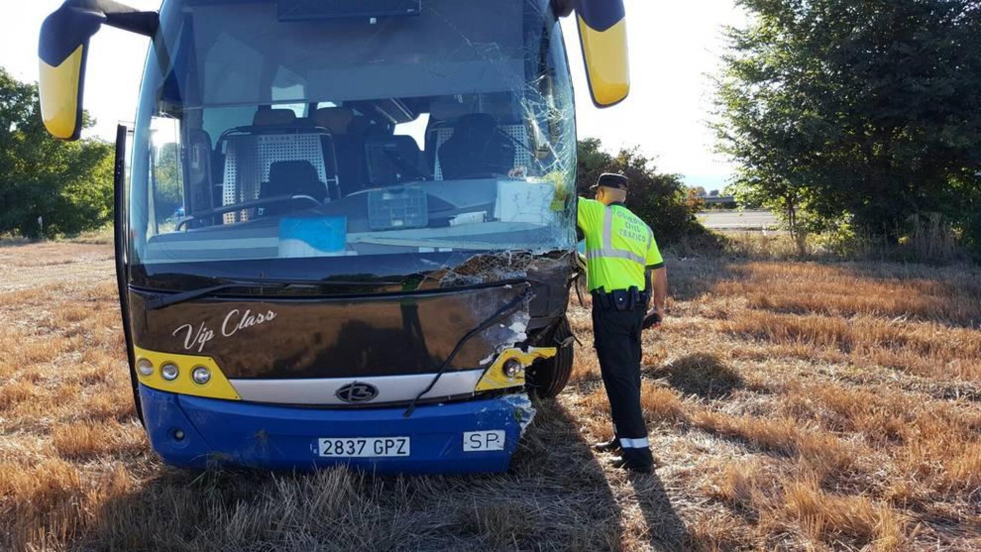 Un muerto al chocar un coche y un autobús en Zubielqui
