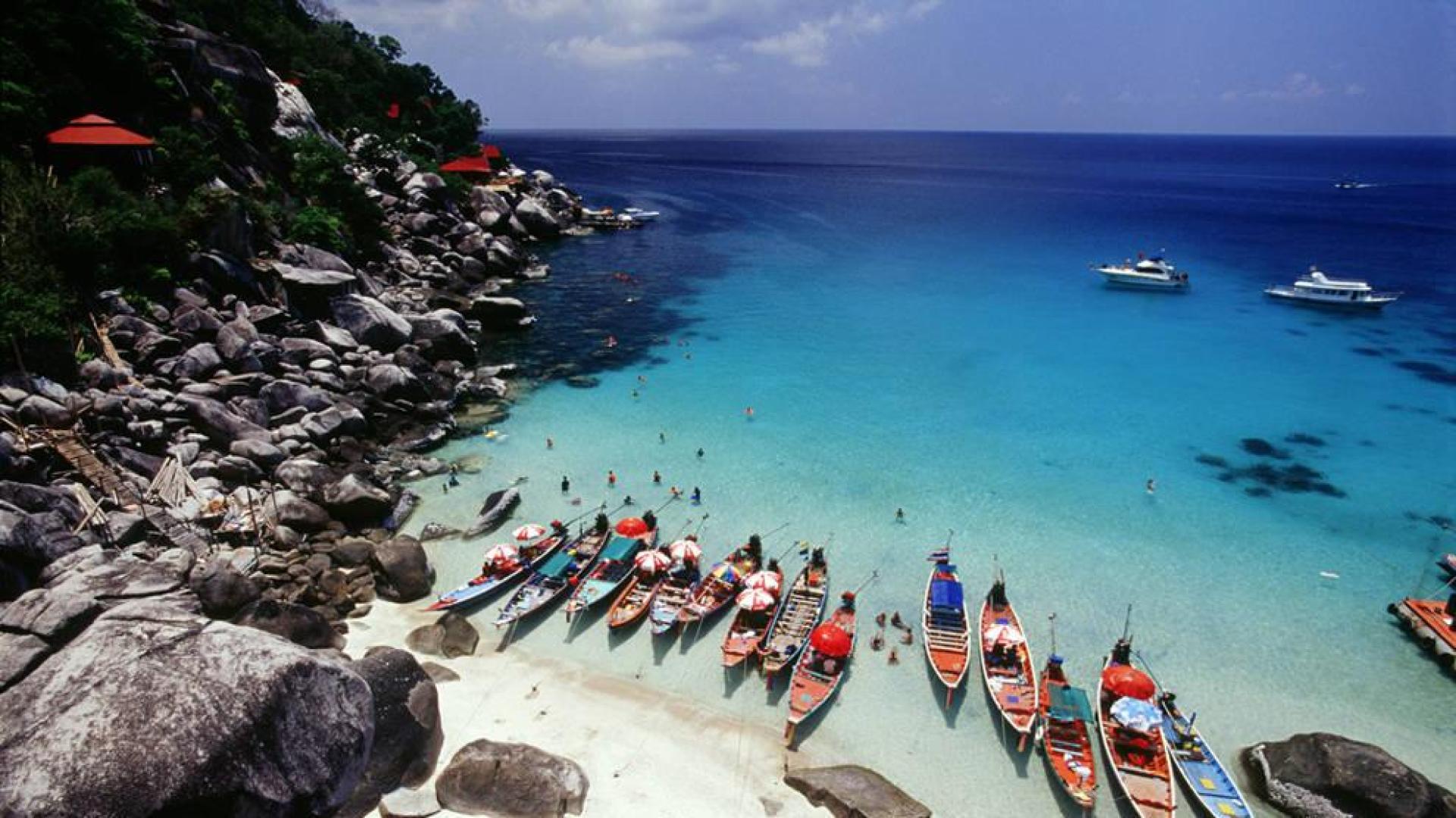 Botes en una playa de Tailandia, el primer destino de los que pasan por el Centro de Vacunación.