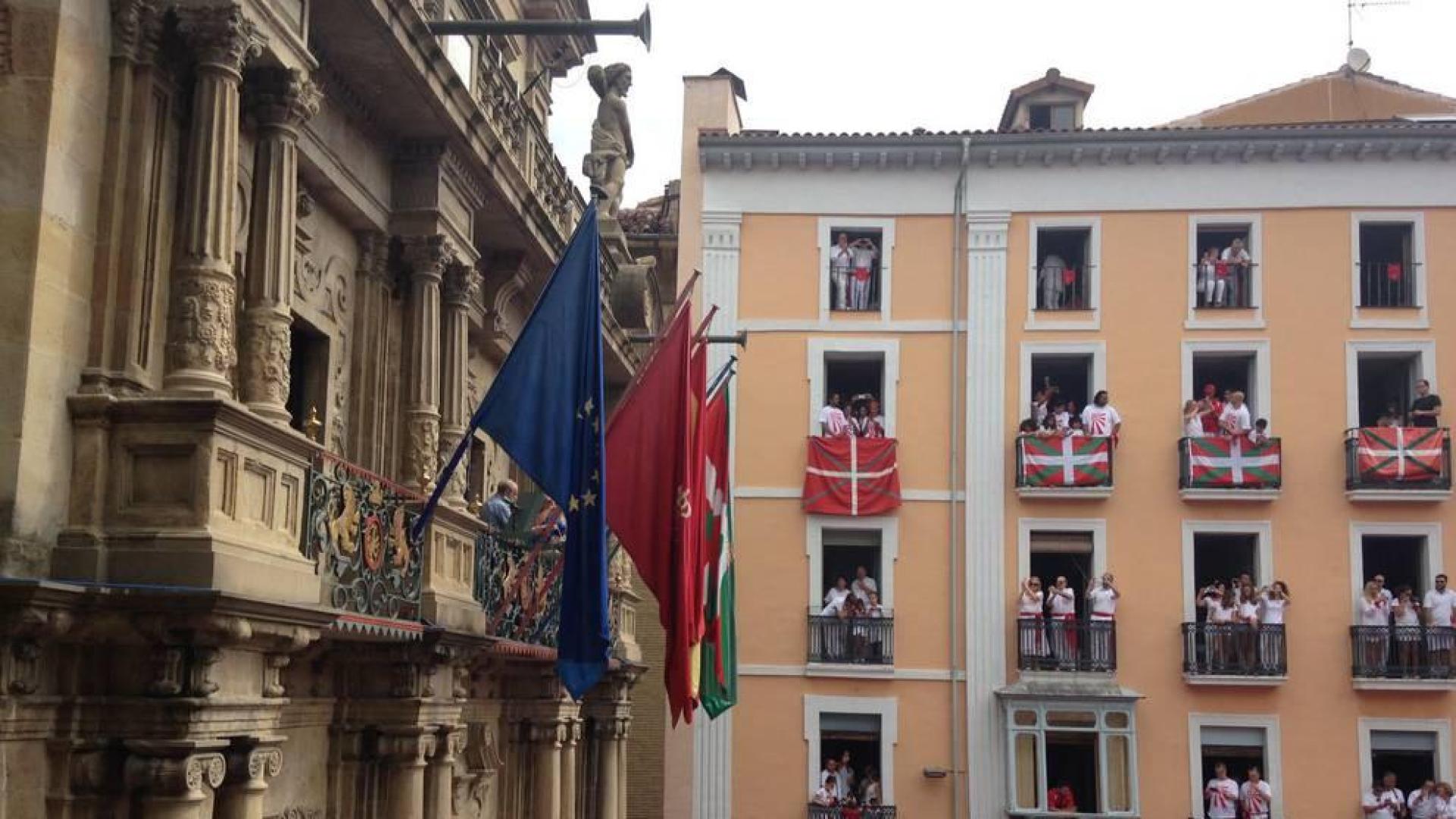 Colocada la ikurriña en la fachada del Ayuntamiento