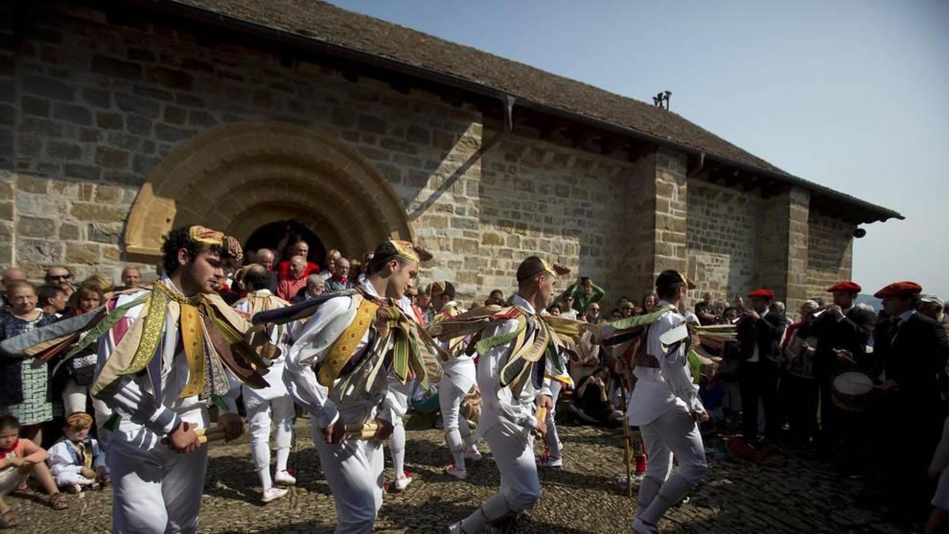 Los danzantes de Ochagavía rodean a Nuestra Señora de Muskilda