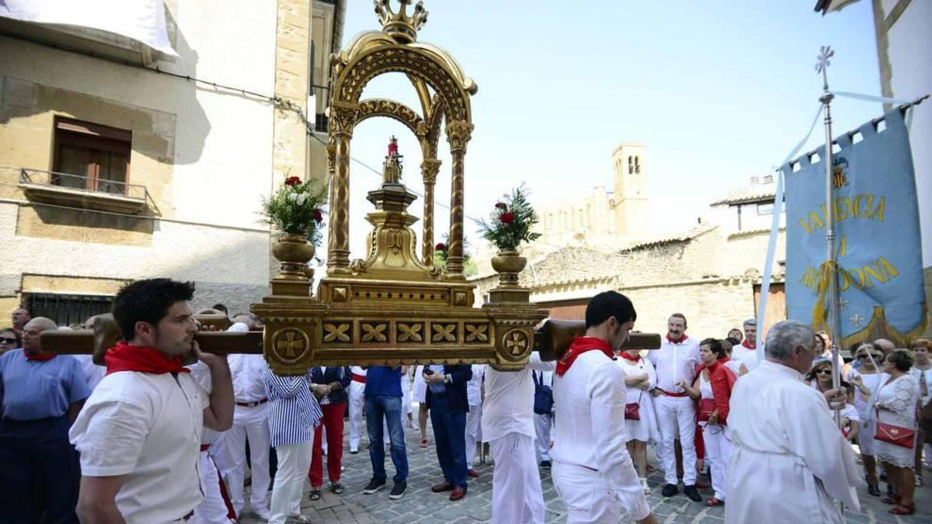 Imágenes de la procesión en fiestas de Artajona.