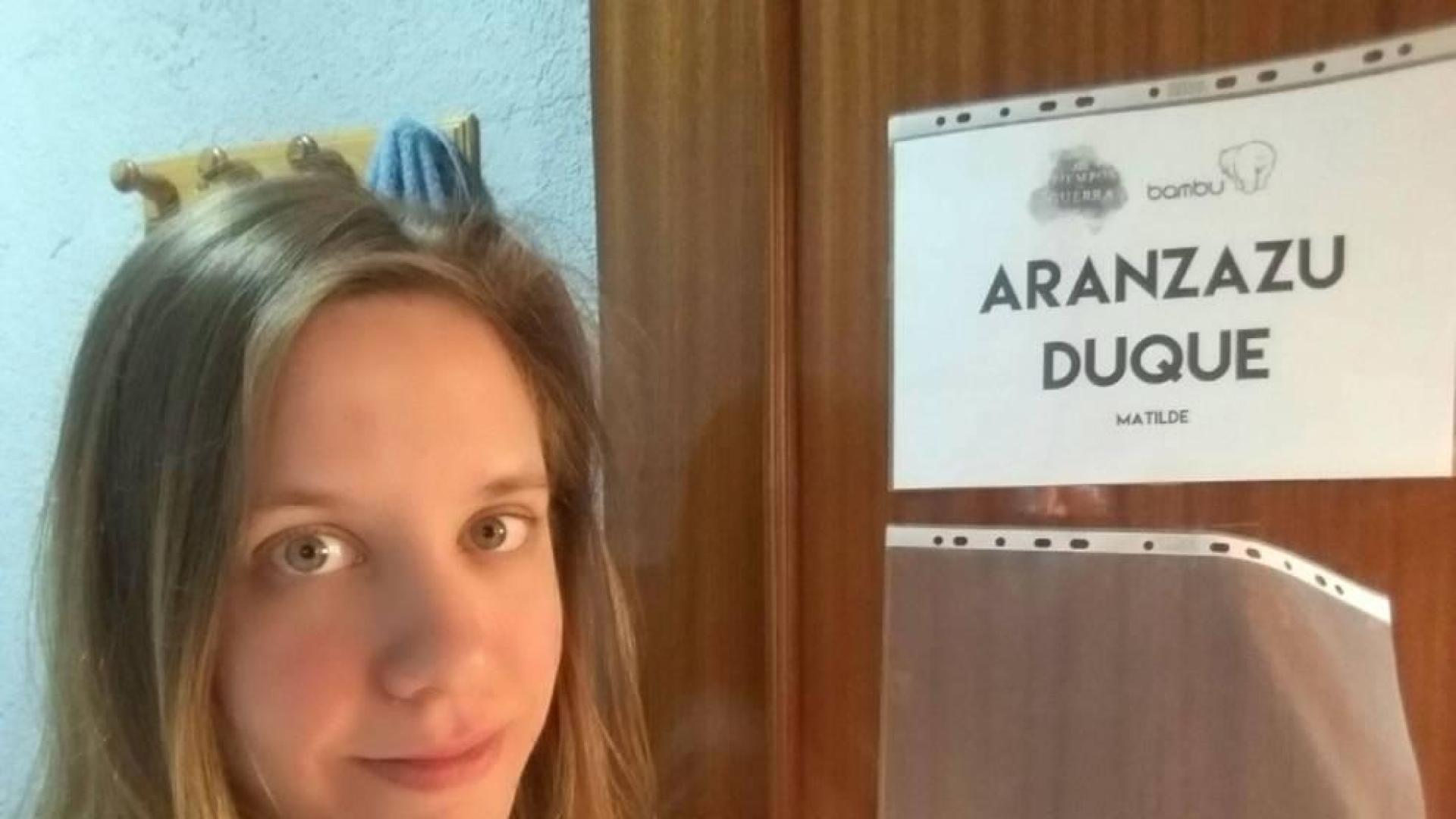 Duque, junto a la puerta de su camerino.