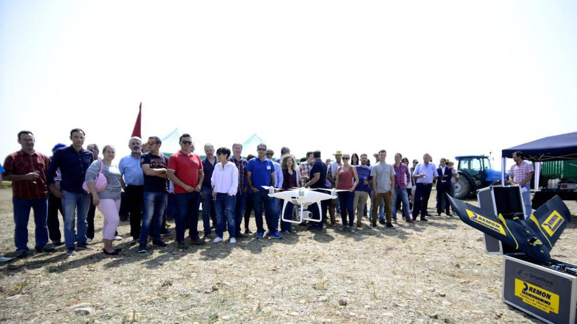 Un grupo de agricultores mira el funcionamiento de un dron durante una jornada organizada por el sindicato UAGN.