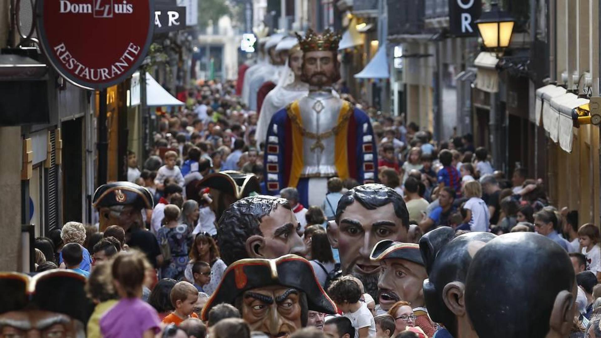 La Comparsa de Gigantes y Cabezudos de Pamplona sale a celebrar el Privilegio de la Unión
