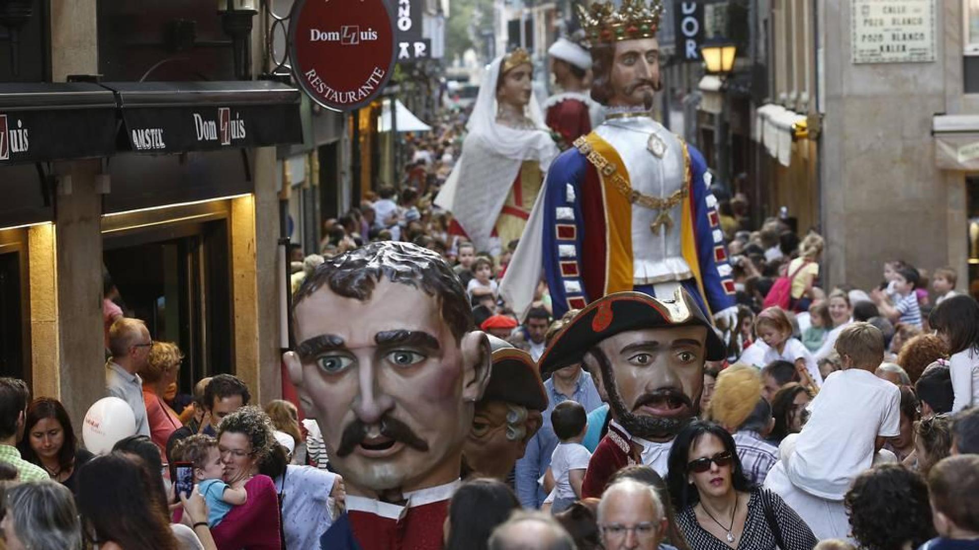 La Comparsa de Gigantes y Cabezudos de Pamplona sale a celebrar el Privilegio de la Unión