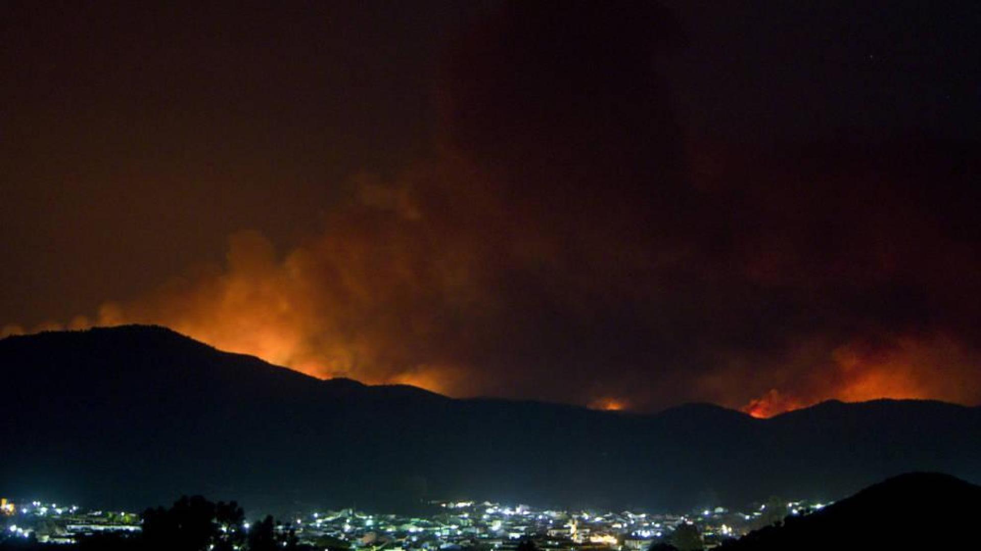 Ascienden a 400 las personas desalojadas por un incendio en Huelva