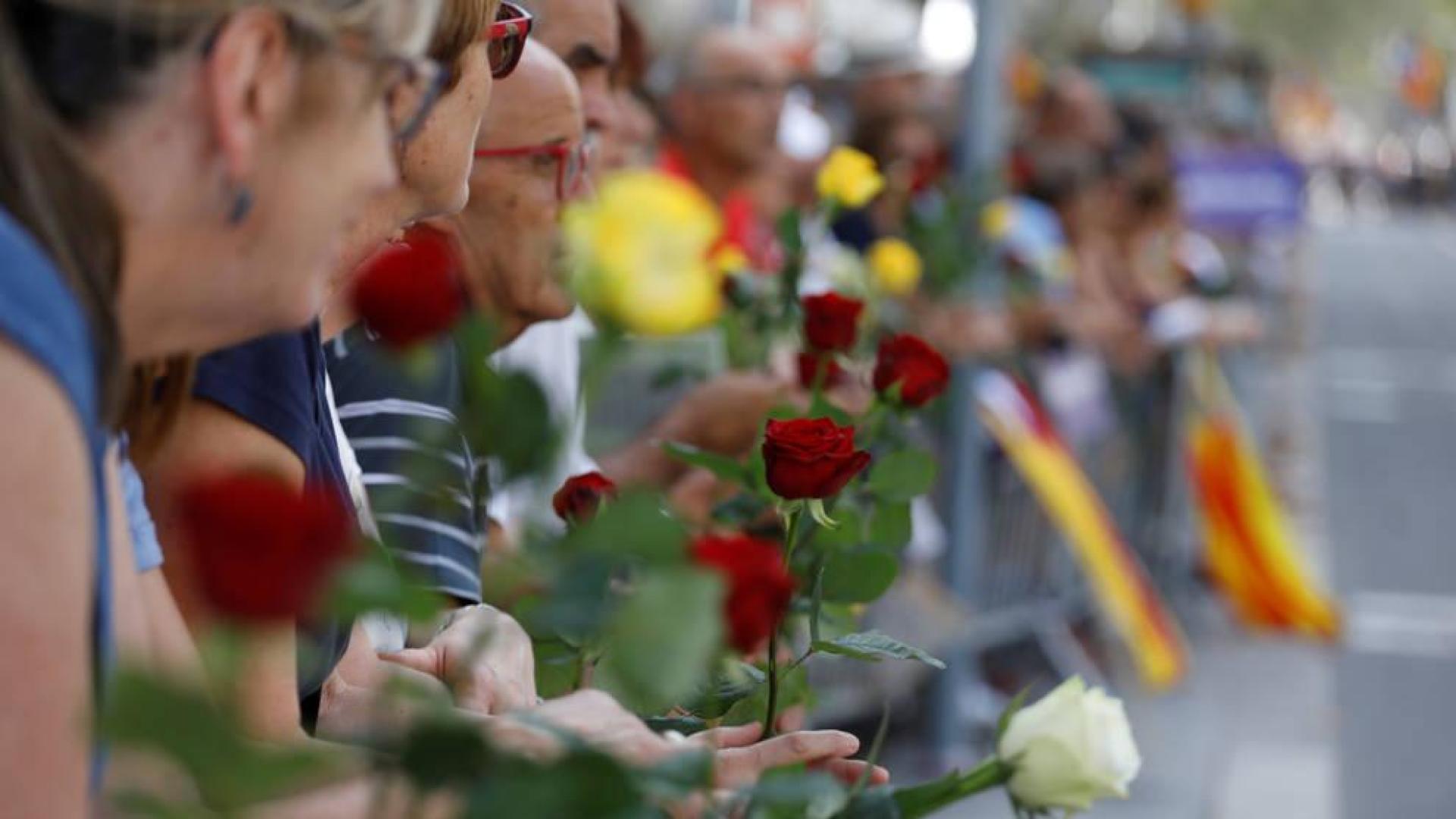 El lema 'No tinc por' preside la manifestación por los atentados en Cataluña