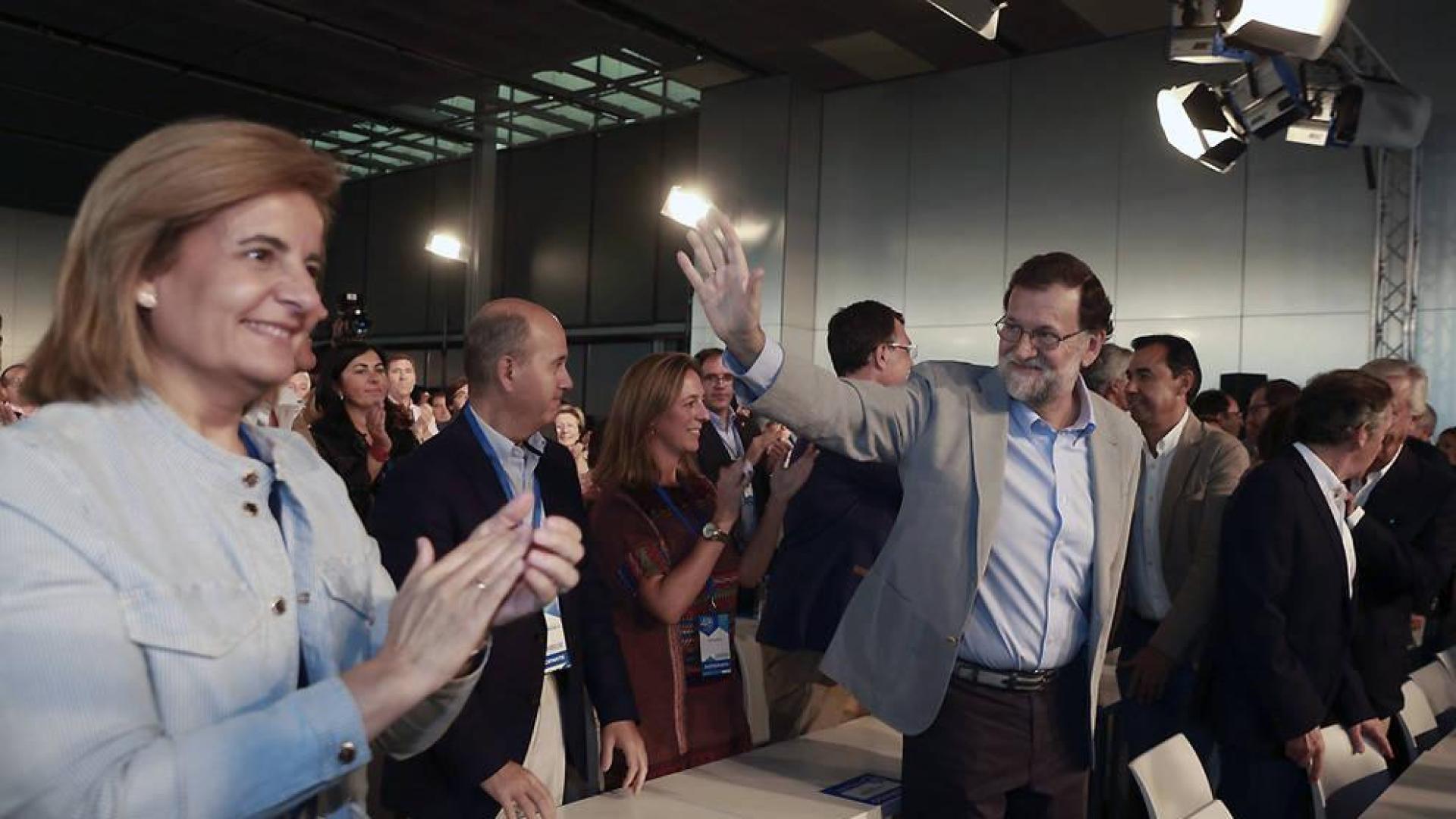 Rajoy promete su apoyo a los alcaldes catalanes para que no se sumen al 1-OP