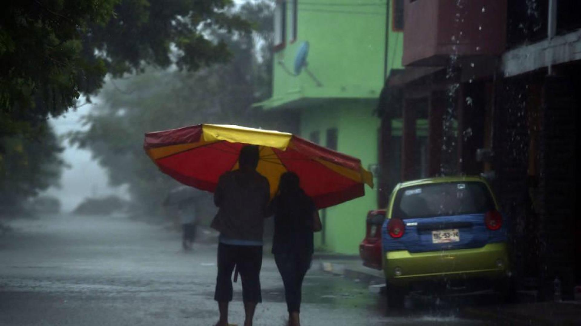Katia se degrada a tormenta tropical tras tocar tierra en México