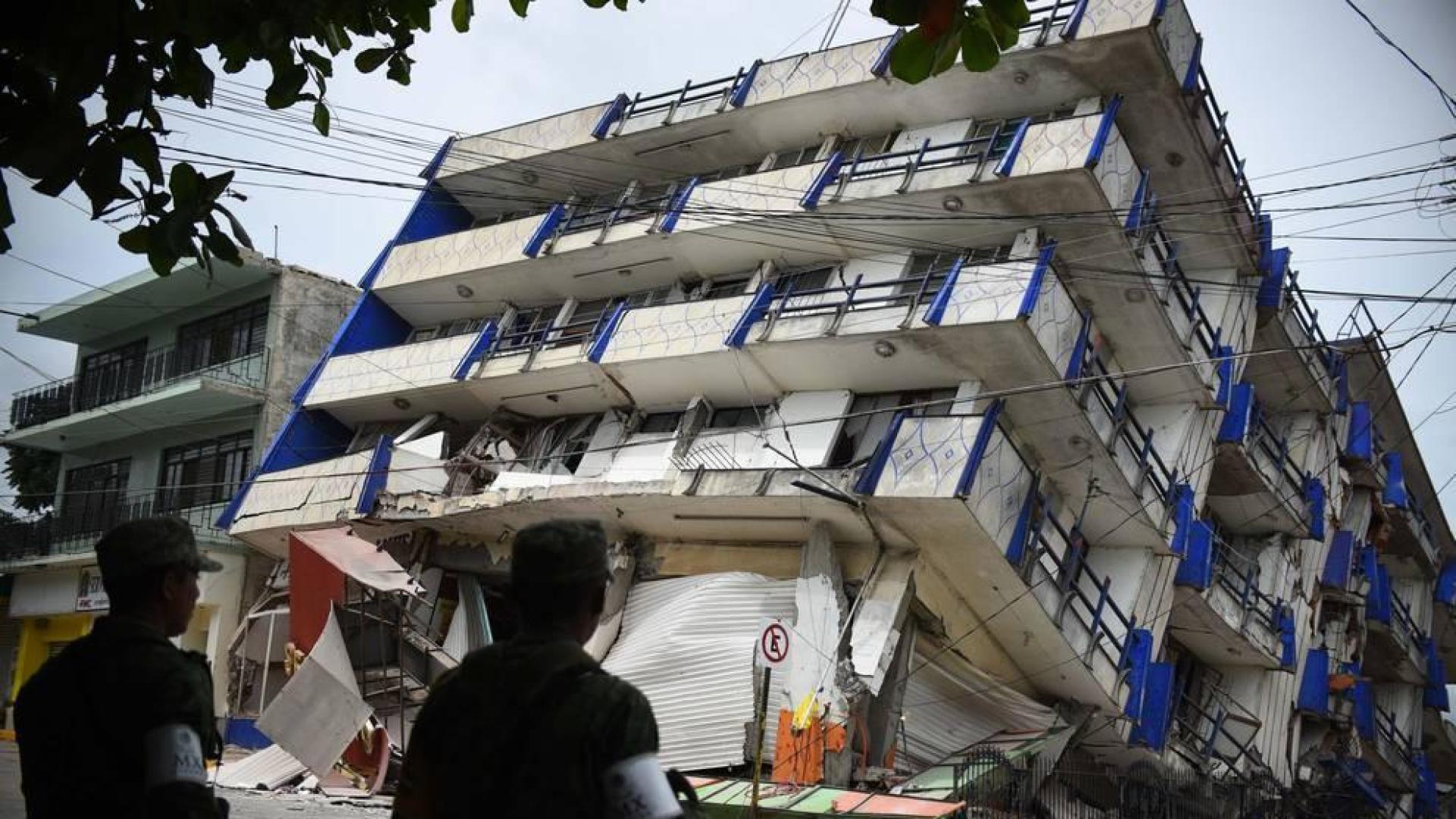 Entre la impotencia y el miedo pasan la noche afectados por terremoto MéxicoMÉXICO TERREMOTO (Crónica)