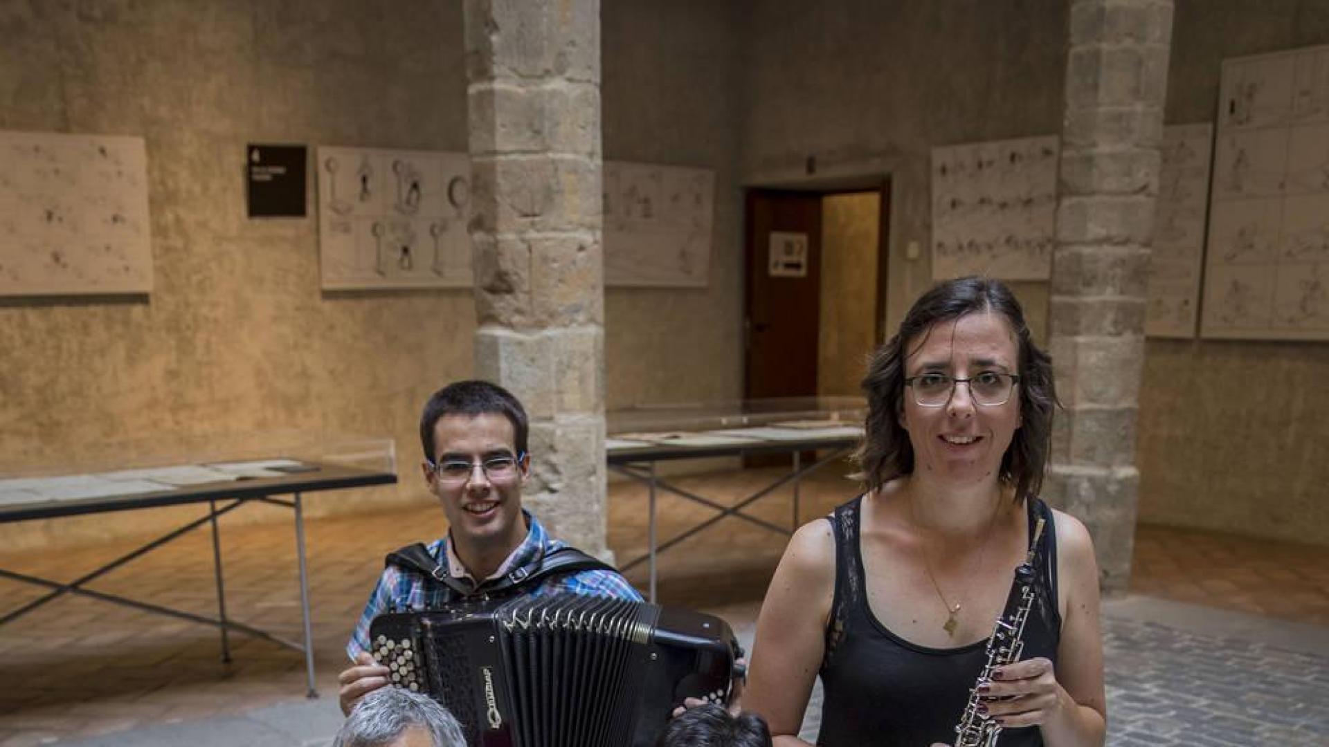 En primer plano, los compositores Joseba Torre y Yolanda Campos, junto a varias partituras. Detrás, los intérpretes Xabier Olazabal y Bea Monreal, en el patio del Condestable.
