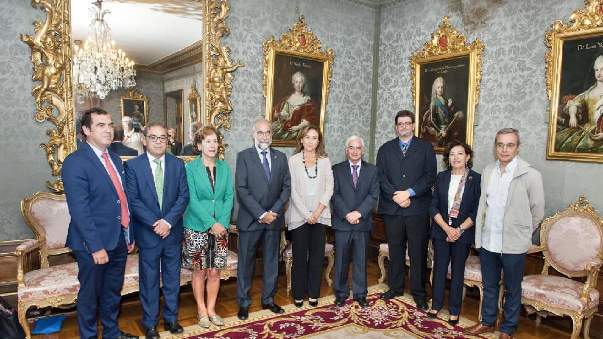 Delegaciones de Navarra y La Rioja tras la firma del convenio que amplia la cobertura sanitaria.