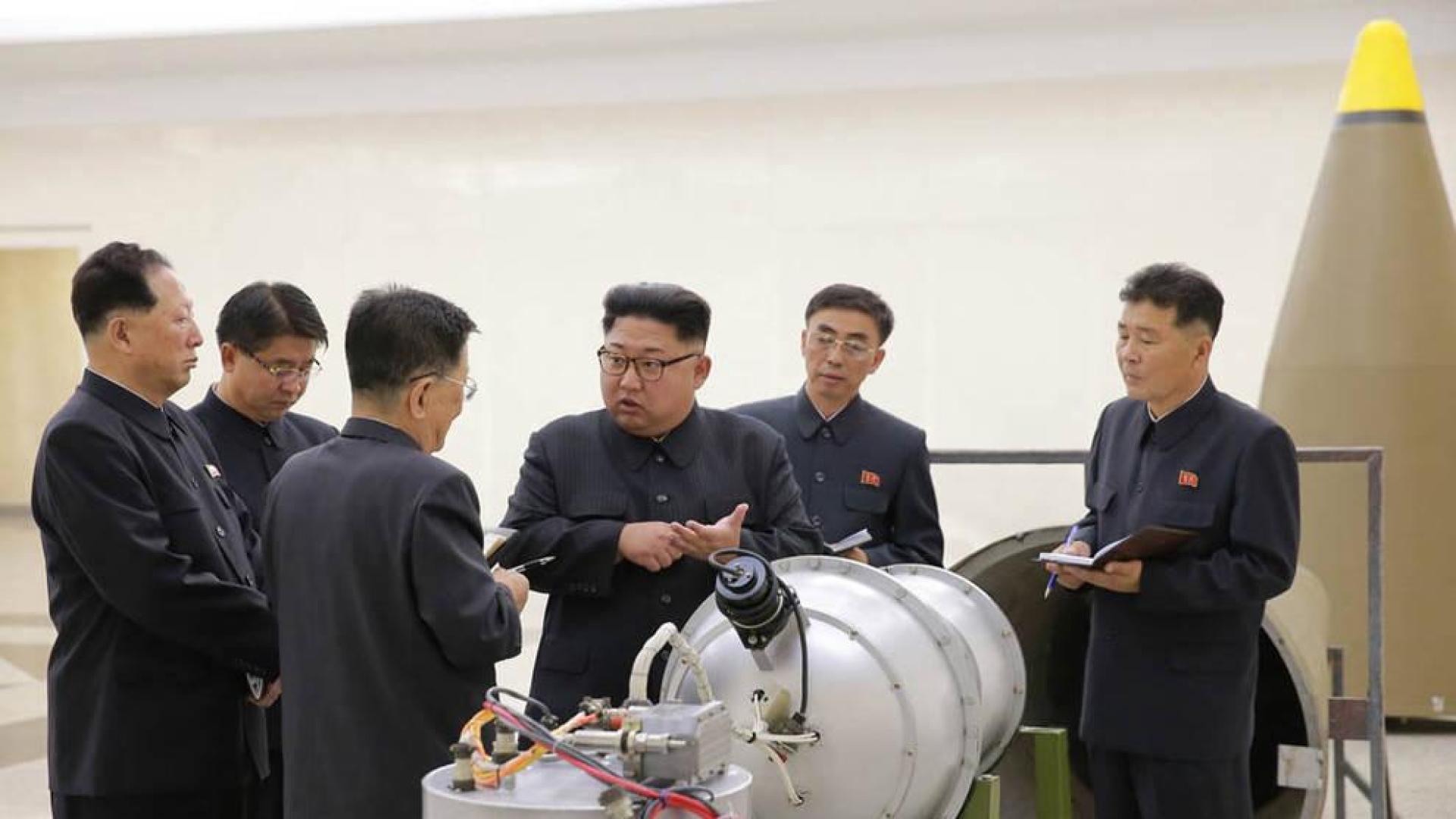 Kim Jong-un junto a una supuesta nueva bomba de hidrógeno de Corea del Norte.