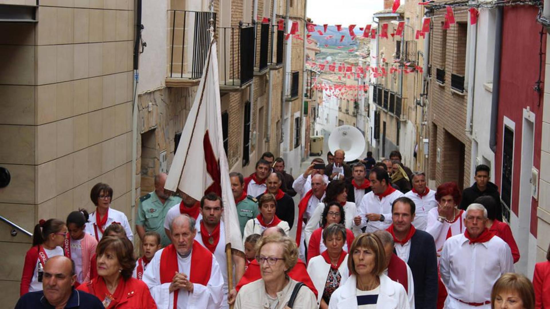 Cientos de vecinos se sumaron ayer a la procesión de la Santa Cruz que recorrió las calles del centro de Cárcar.