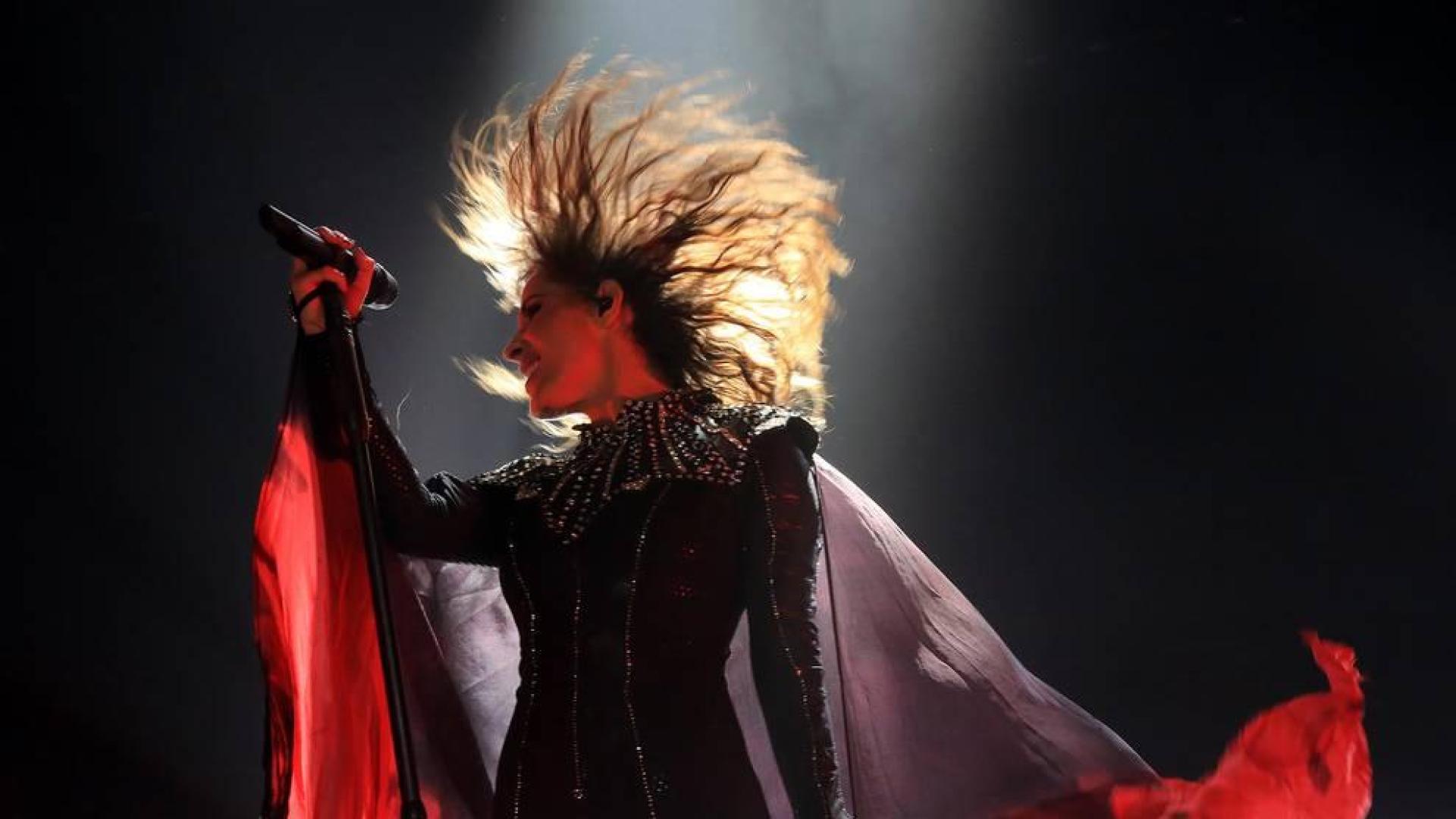Cientos de fans llenaron el pabellón Anaitasuna para ver a Malú. Algunos, incluso, hicieron fila durante días para ver a la cantante.