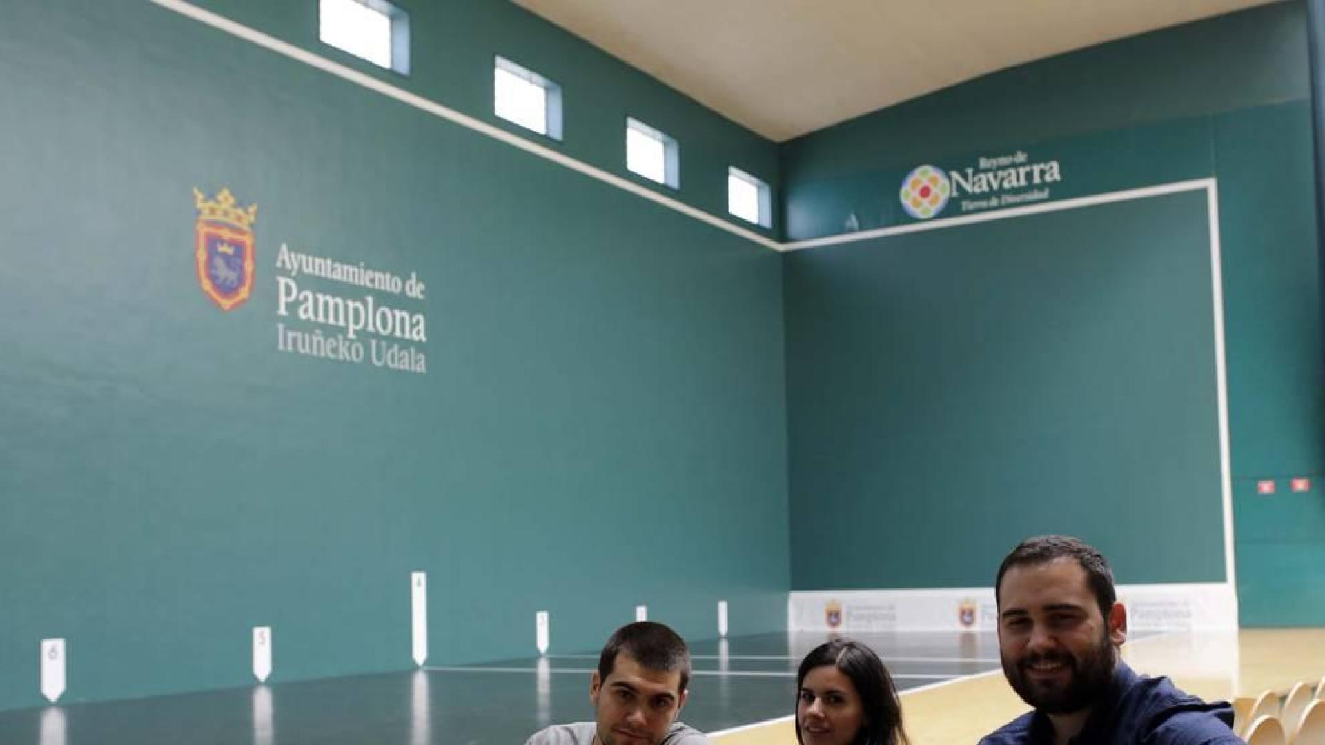 Iñaki Navarro, Lucía Arrieta e Iñaki Urbina, autores del documental Labrit 65, ayer en las butacas de cancha del recinto pamplonés. El documental se estrena el lunes, a partir de las 19:30 horas en el Condestable.