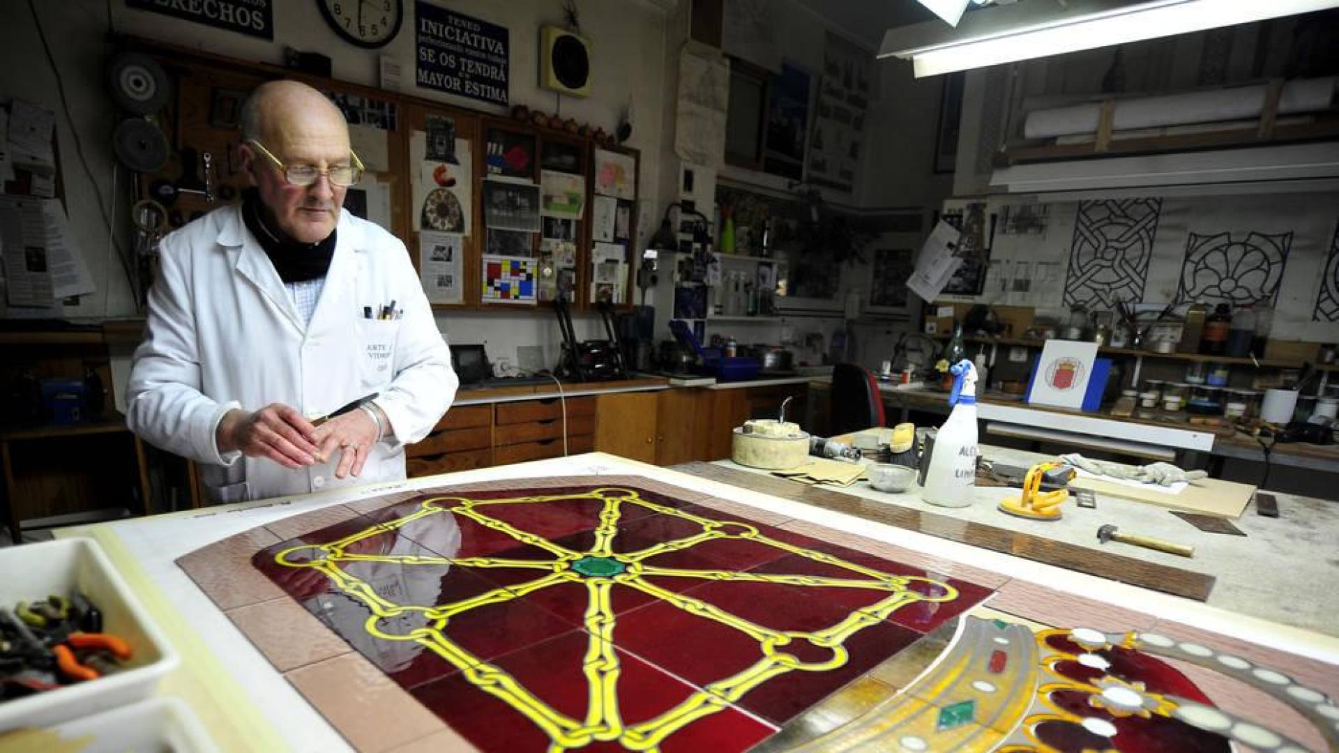 Alberto Chueca, en su taller de Olite realizando el escudo.