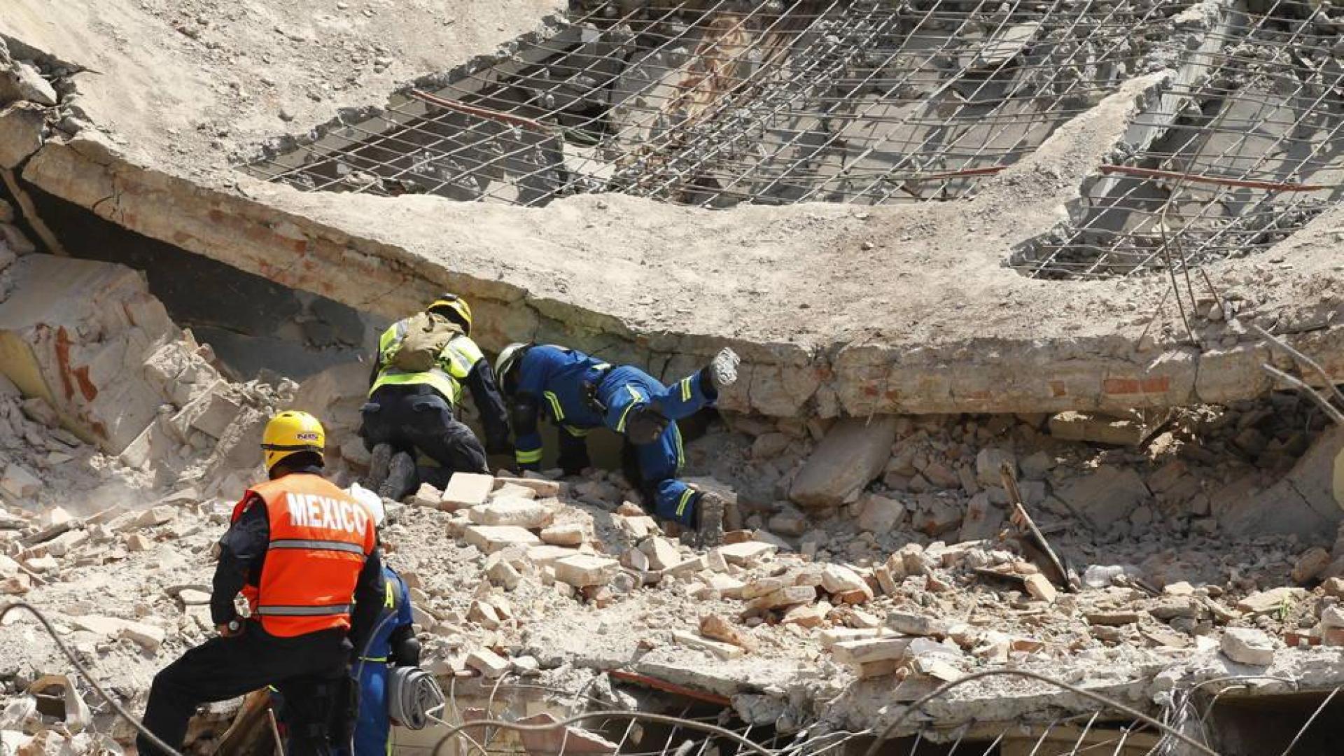 Los equipos de rescate buscan entre las ruinas del palacio municipal de Juchitán.