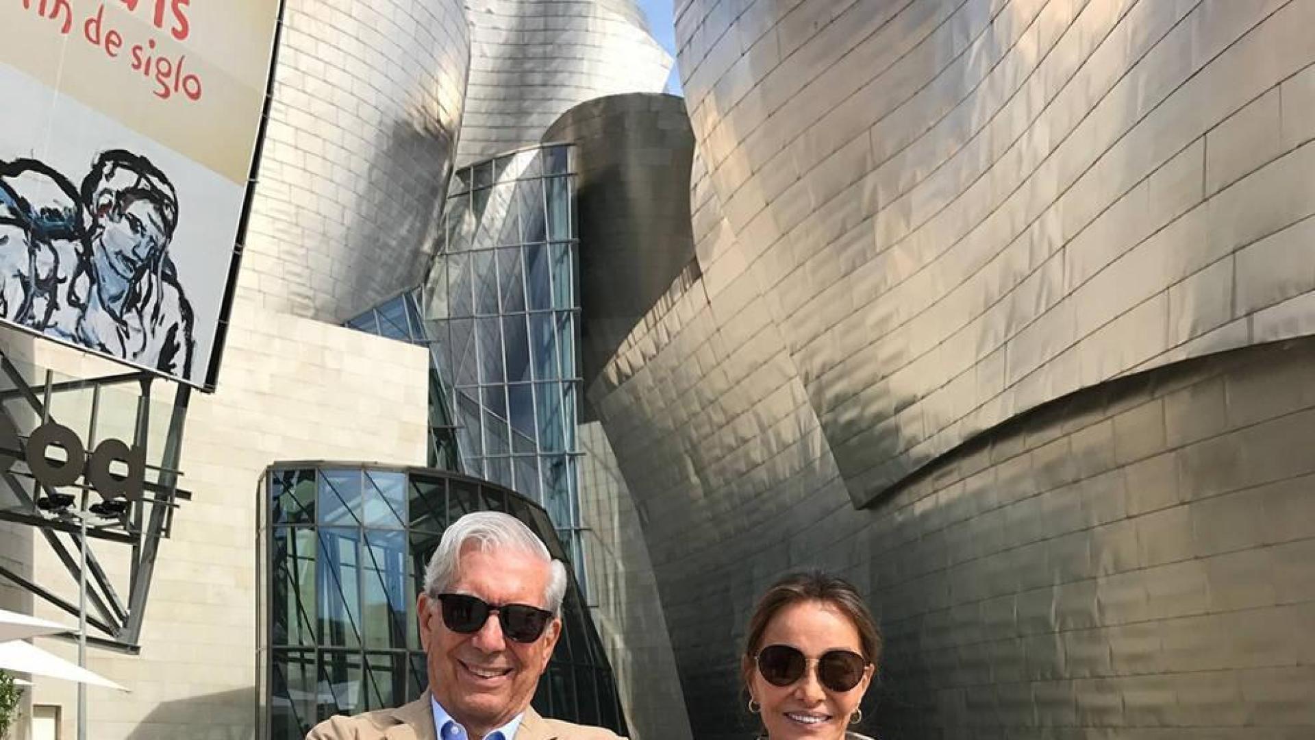 Vargas Llosa e Isabel Preysler se pasean por Bilbao