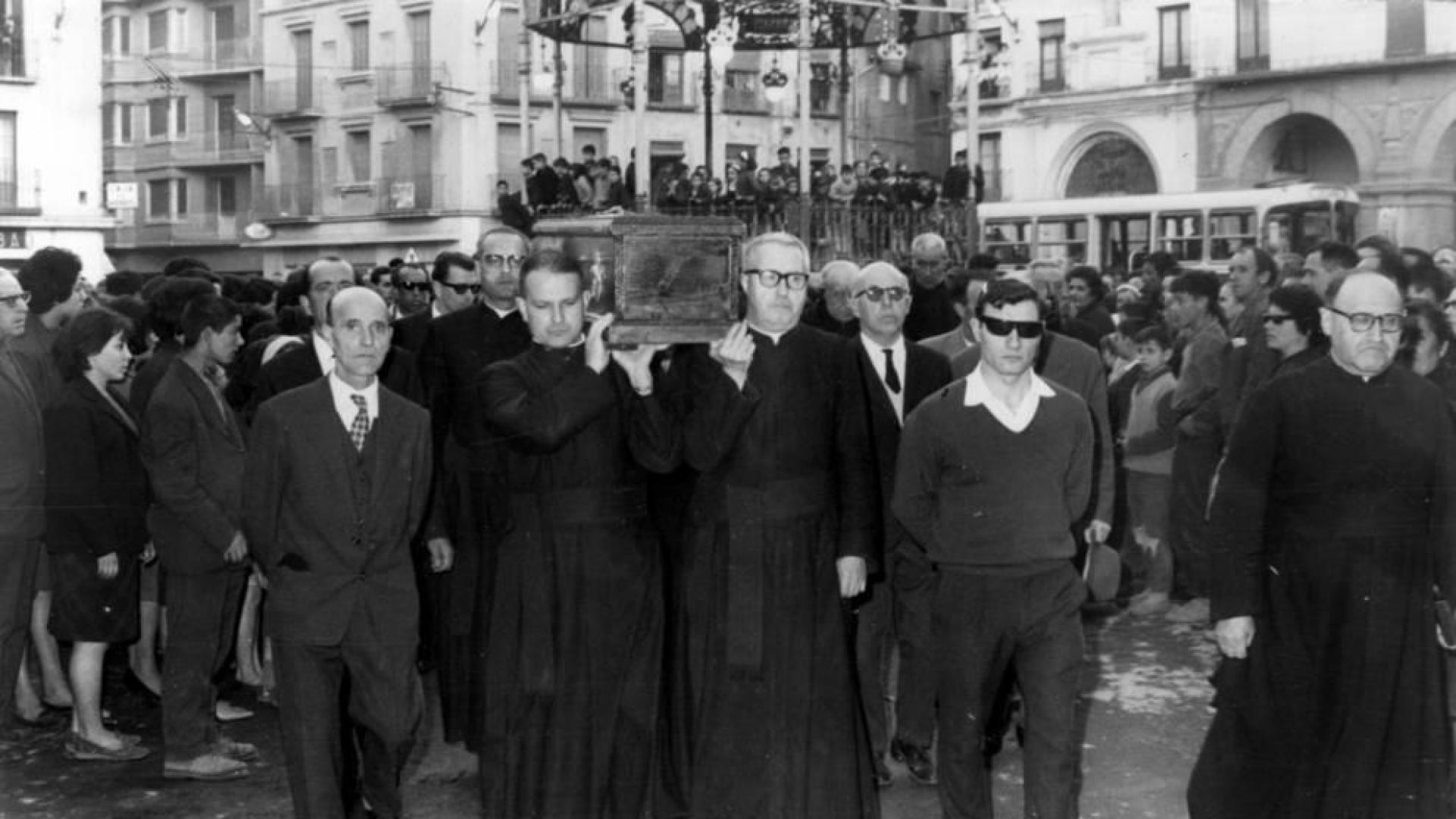 Los restos del Padre Ubillos dejan su 'casa' y vuelven al cementerio de Tudela