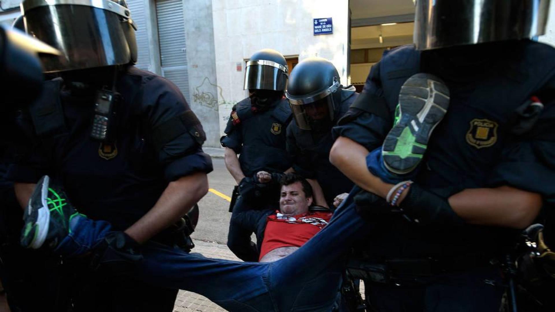Tensión en Terrassa por el registro de la sede de Unipost en busca de tarjetas censales