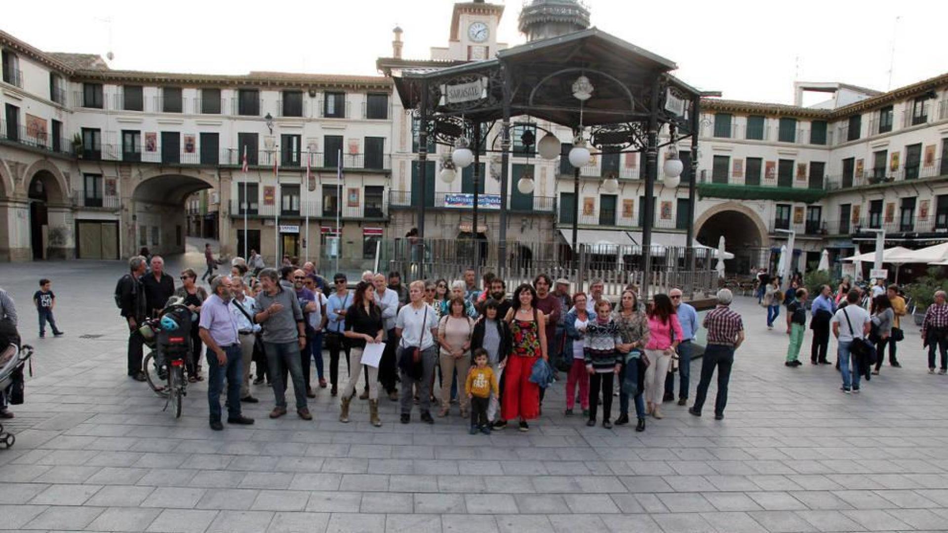 Una concentración por Cataluña enfrenta al tripartito de Tudela