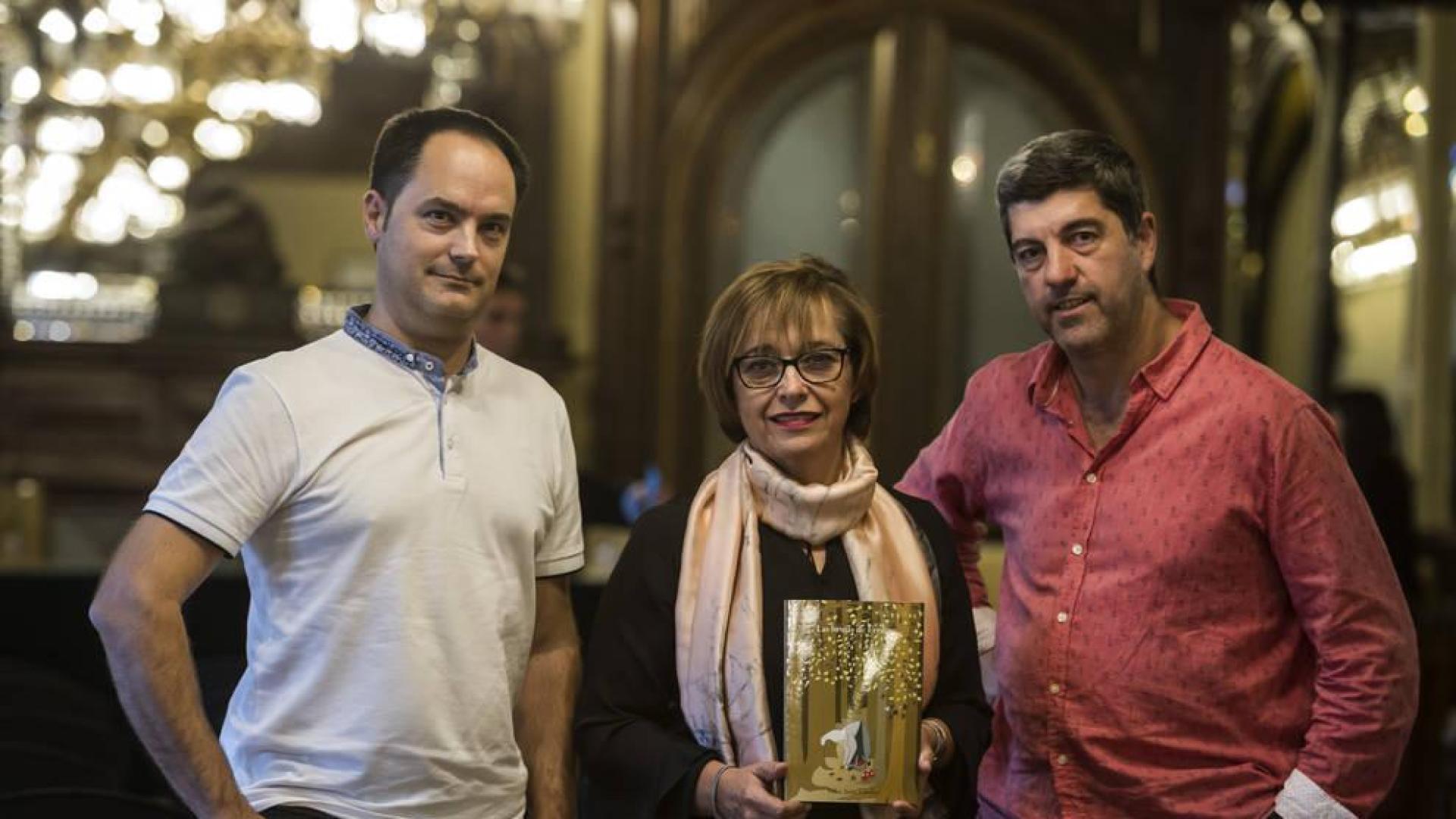 Desde la izda., Iñaki Ayerra, Olga Sanz y Fernando Hualde, minutos antes de la presentación de ayer.