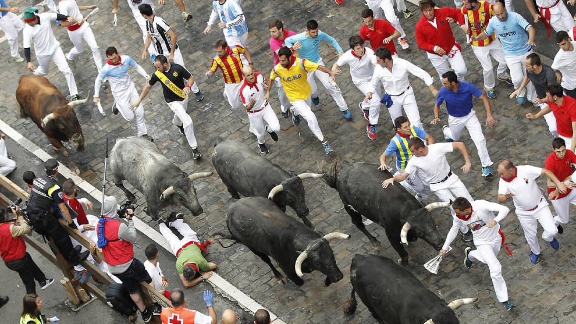 Los Miura, seis toros a propulsión en el último encierro de San Fermín
