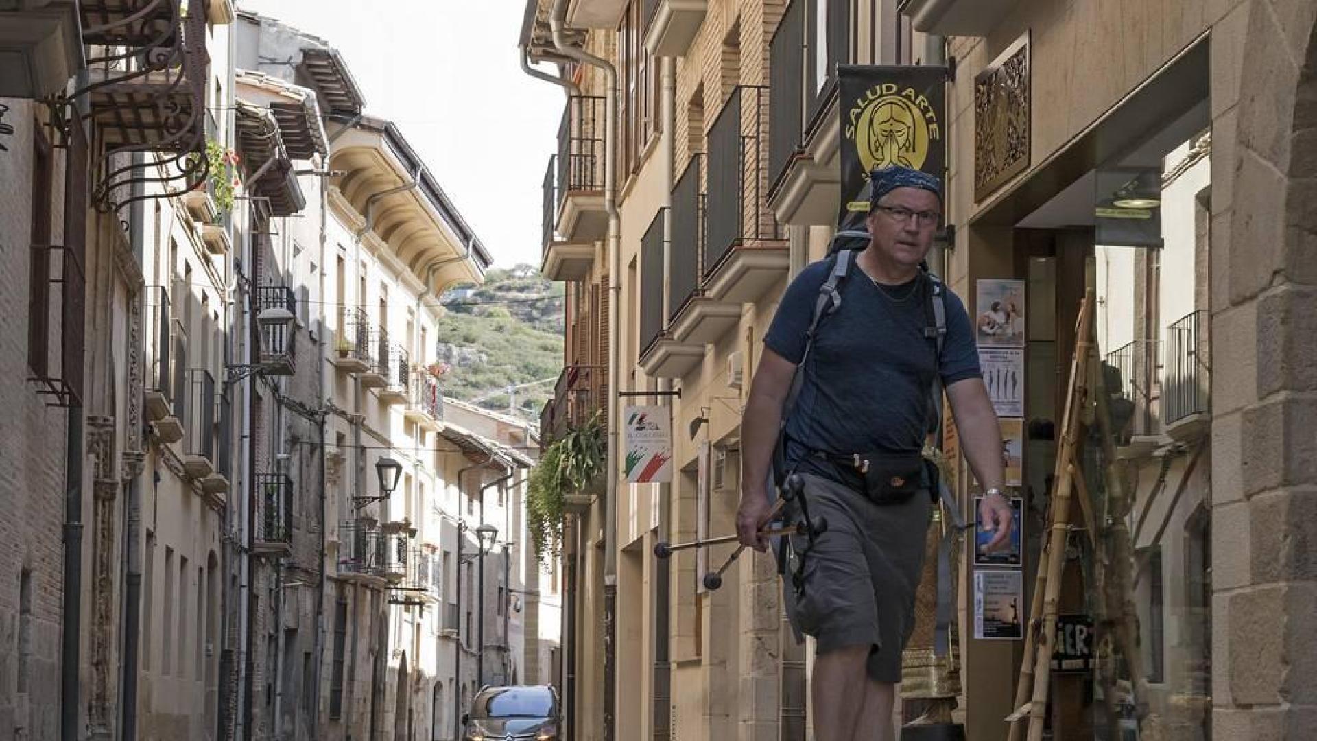 Imagen de la calle la Rúa, un escenario del barrio monumental muy transitado por turistas y peregrinos.