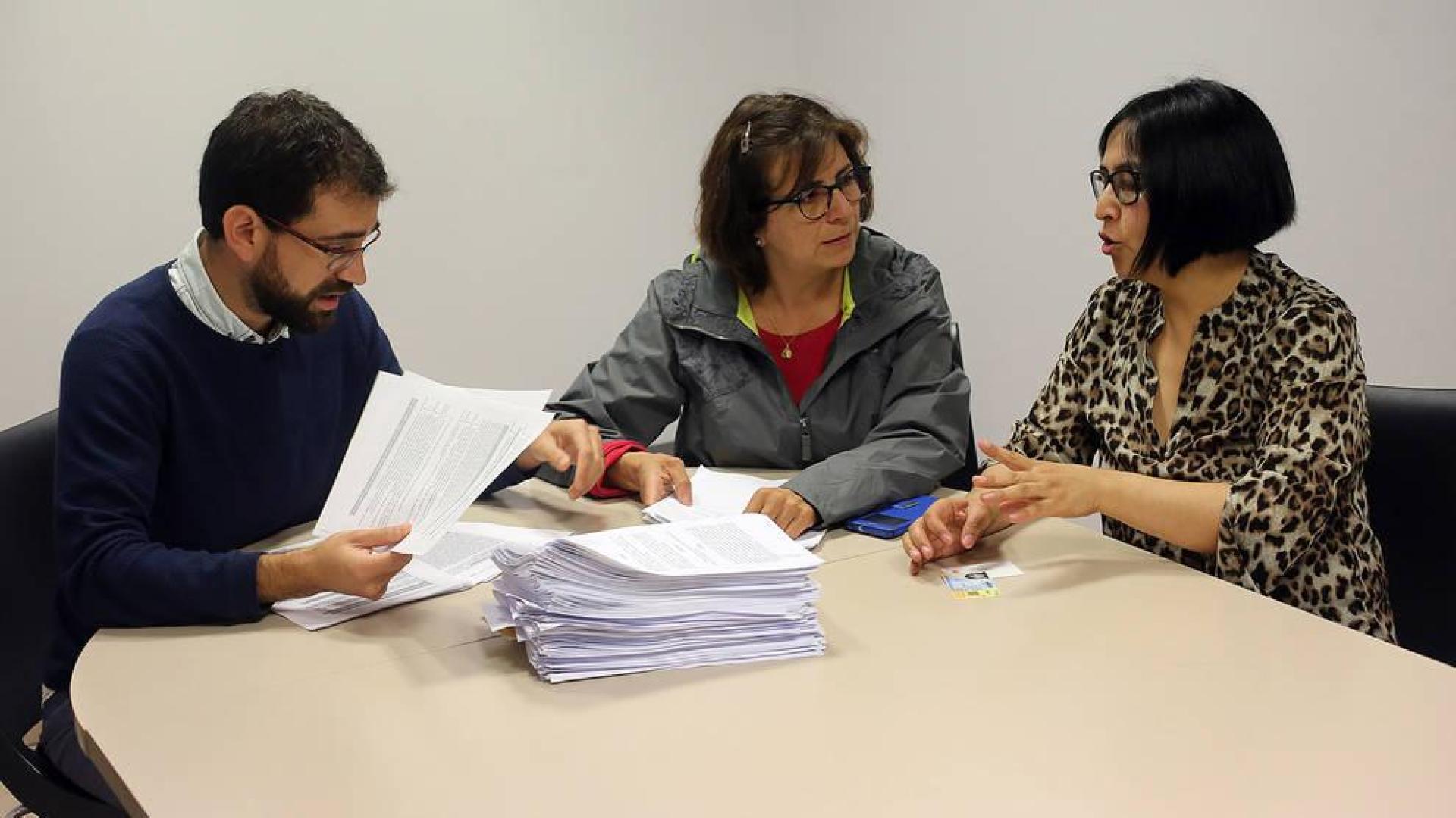 Médicos navarros colgados del móvil