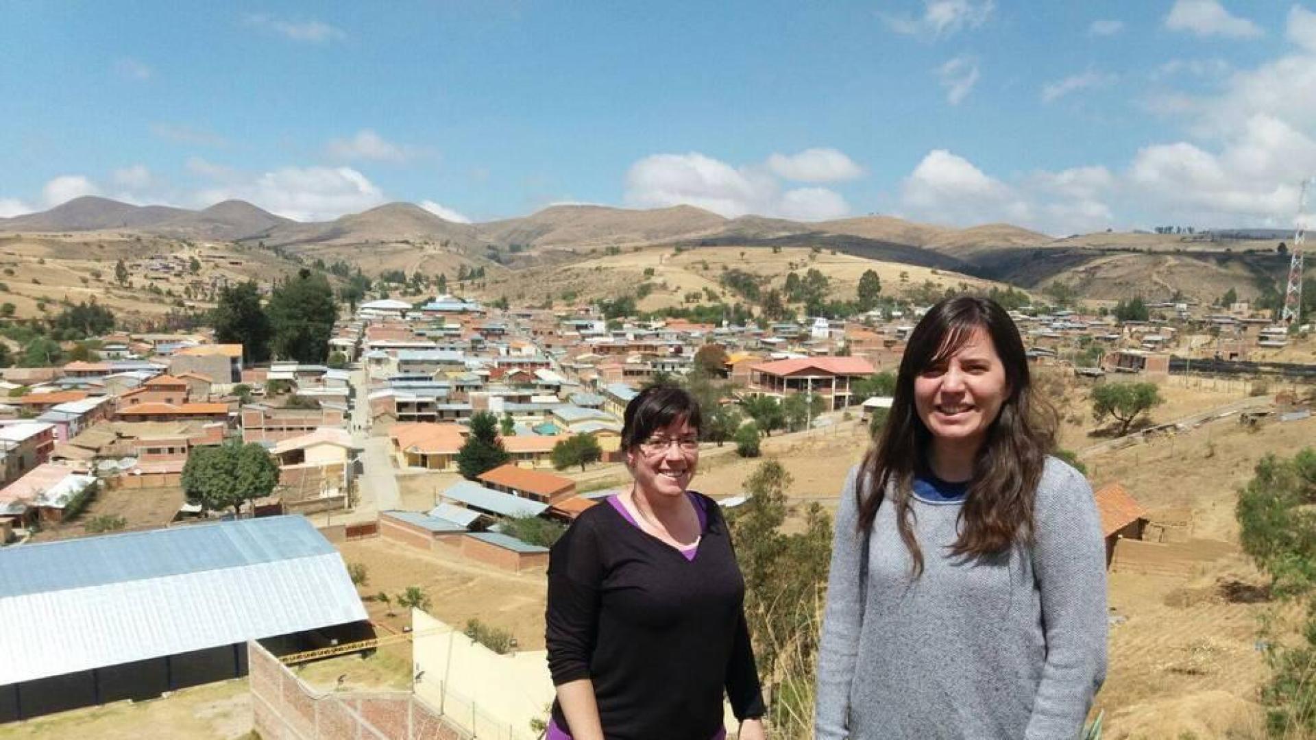 María Ansó Palacios (izquierda) e Idoia Gil Egozcue, posando ante Anzaldo, el pueblo de Bolivia donde llevan viviendo casi dos años.