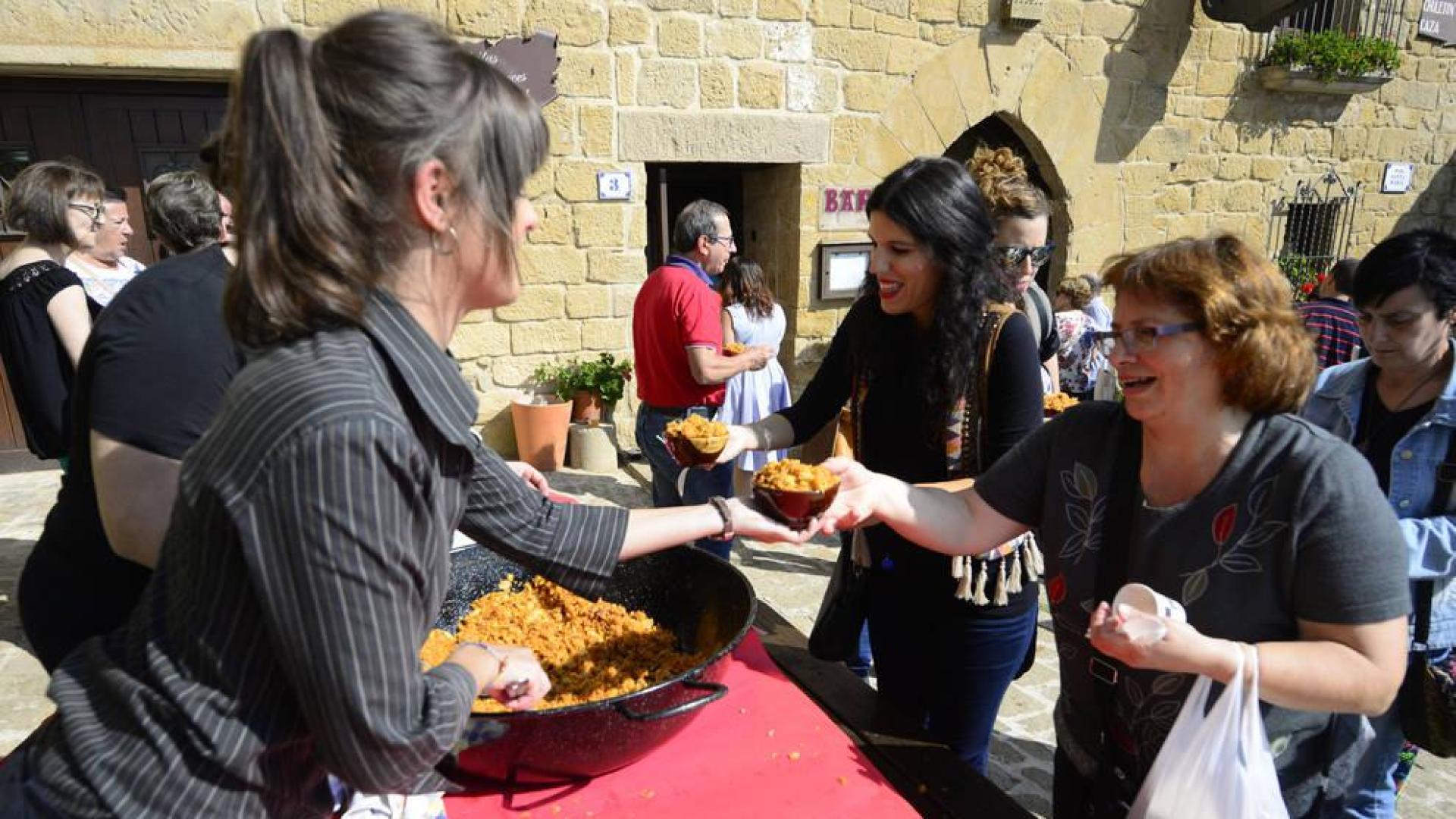 Momento del reparto de migas en el mesón Las Torres, de Ujué, al mediodía de este domingo.