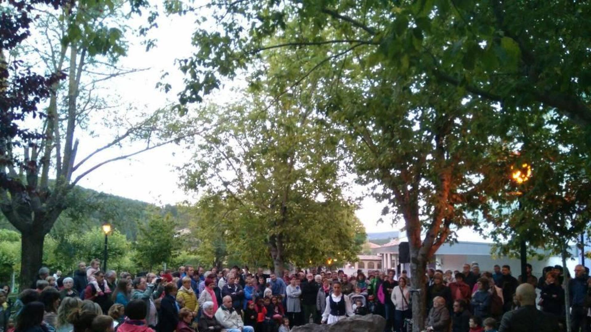 Decenas de personas se dieron cita en el acto anual de recuerdo a los vecinos fusilados de Aoiz y Lónguida.