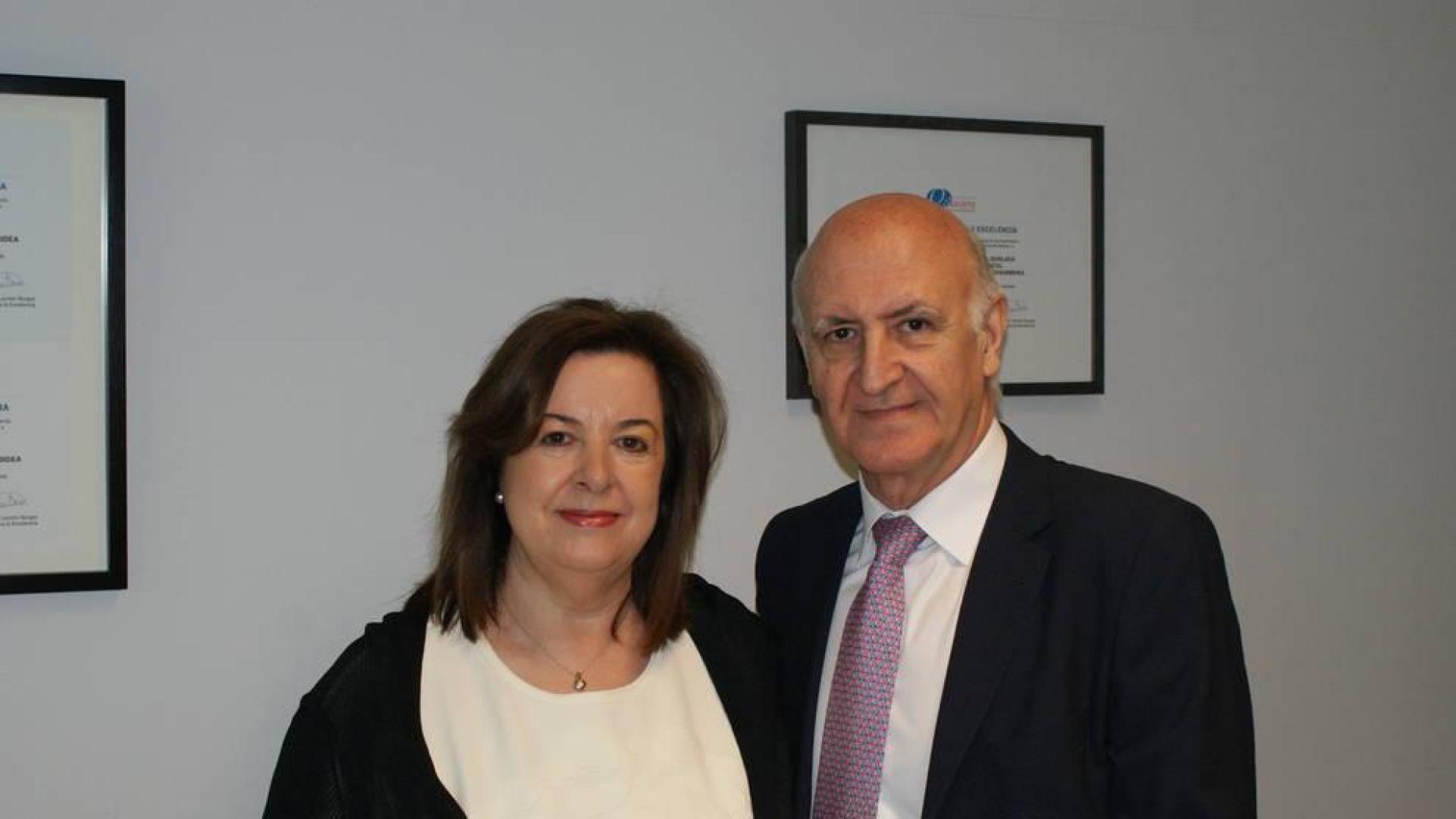 La decana del Colegio de Psicología de Navarra, Rosa Ramos; y el investigador de la Universidad Complutenses Antonio Cano Vindel.