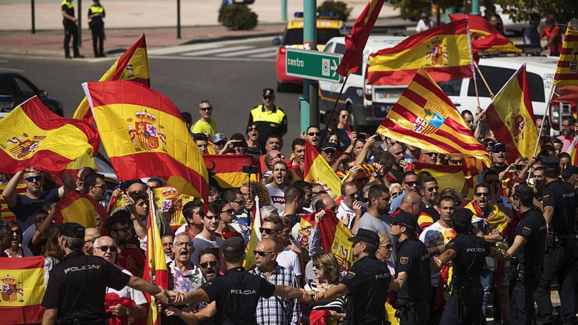 Radicales agreden a la presidenta de las Cortes de Aragón en un acto de Podemos